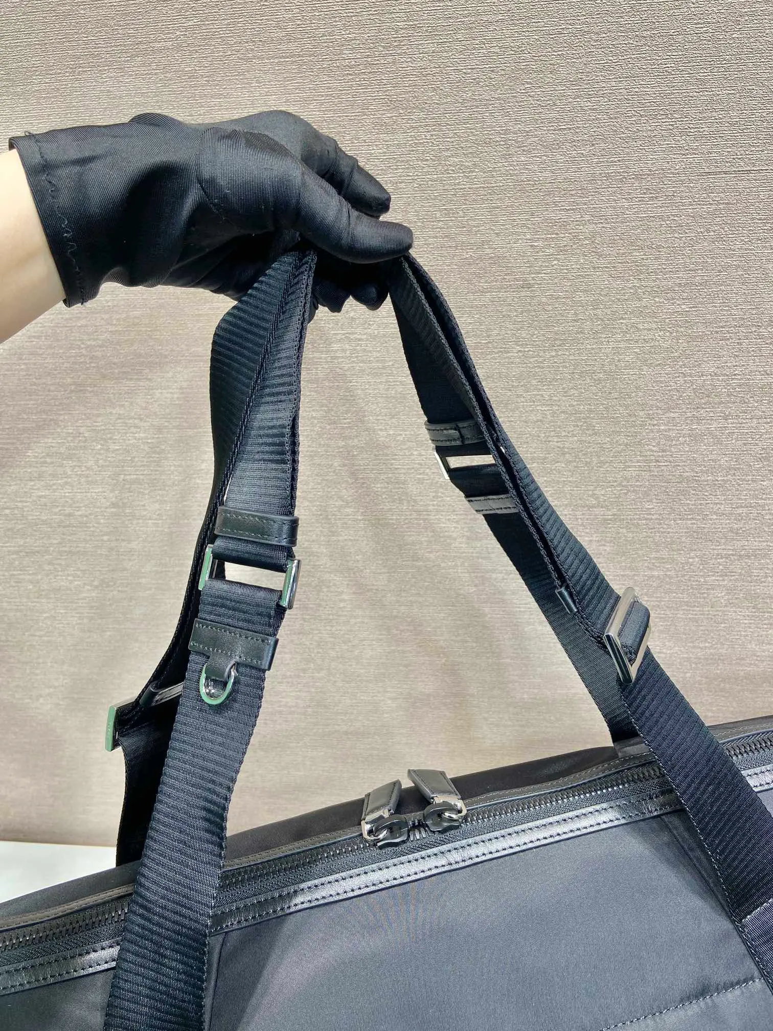 💰1520🎉New travel bag🎉2VC040🎉🎉 This travel bag is made of imported nylon fabric. Generously spacious, it features adjustable handles, large cargo side and center pockets, side buckles and the signature enameled triangle metal logo. Paired with trim, it's versatile and casual for a contemporary appeal. Lightweight and practical, it is also a popular style that will never go out of style. Length 45x height 29x bottom 25cm