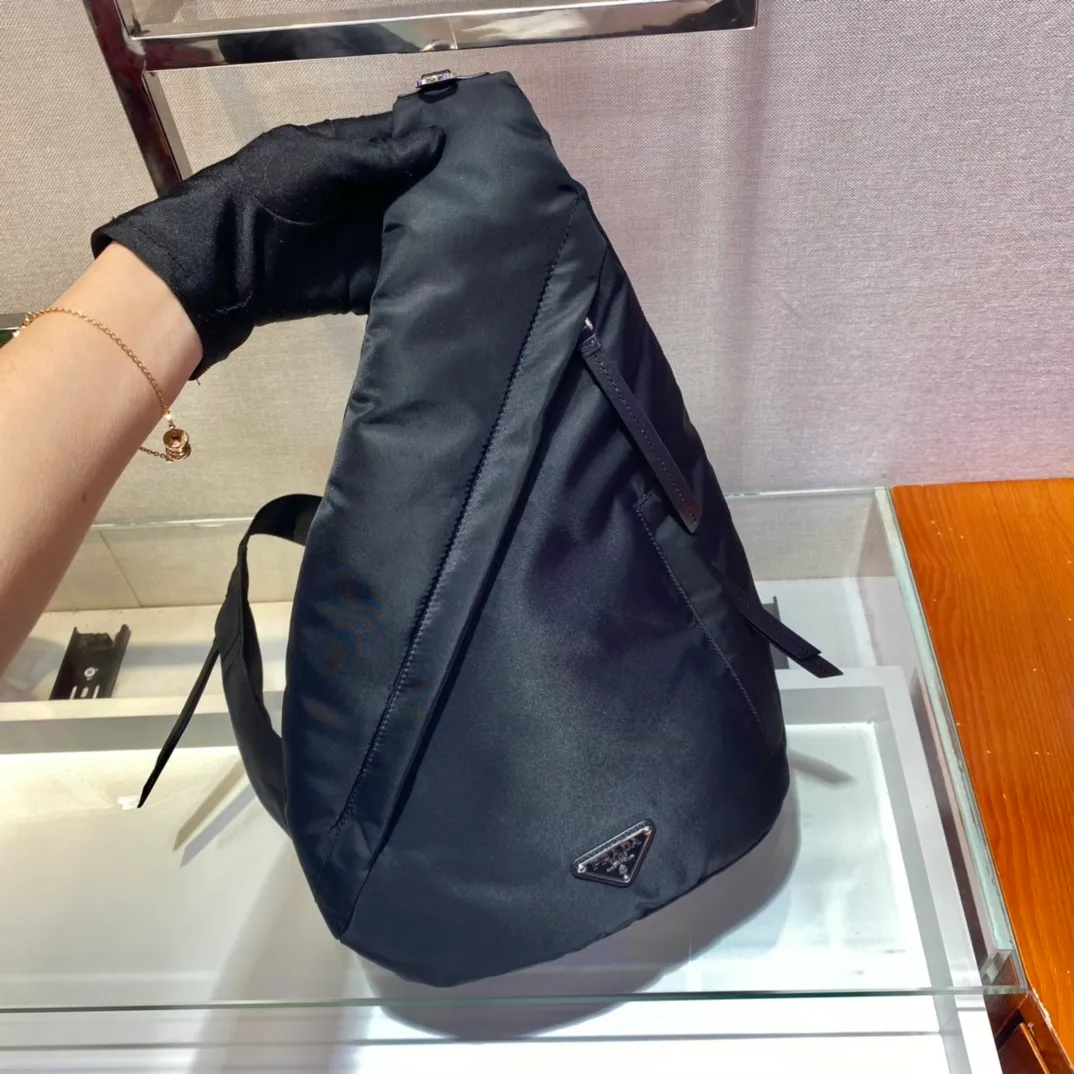 💰920🎉New Chest Bag🎉2VZ092🎉🎉 New handbags for men and women advocate fashionable and simple lines. The style of the bag is somewhere between a backpack and a shoulder bag, demonstrating a mixed design style. The adjustable woven nylon shoulder strap with side release buckle highlights functionality, and the signature enameled metal triangle logo highlights the brand's style. Simple and elegant, the upper body effect is very cool😎, if you like it, baby, hurry up and get it🎉🎉 Length 26.5x Height 37.5x Bottom 10cm