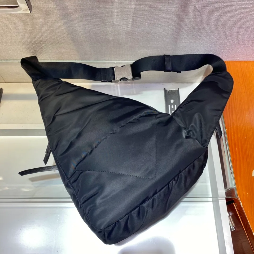 💰920🎉New Chest Bag🎉2VZ092🎉🎉 New handbags for men and women advocate fashionable and simple lines. The style of the bag is somewhere between a backpack and a shoulder bag, demonstrating a mixed design style. The adjustable woven nylon shoulder strap with side release buckle highlights functionality, and the signature enameled metal triangle logo highlights the brand's style. Simple and elegant, the upper body effect is very cool😎, if you like it, baby, hurry up and get it🎉🎉 Length 26.5x Height 37.5x Bottom 10cm
