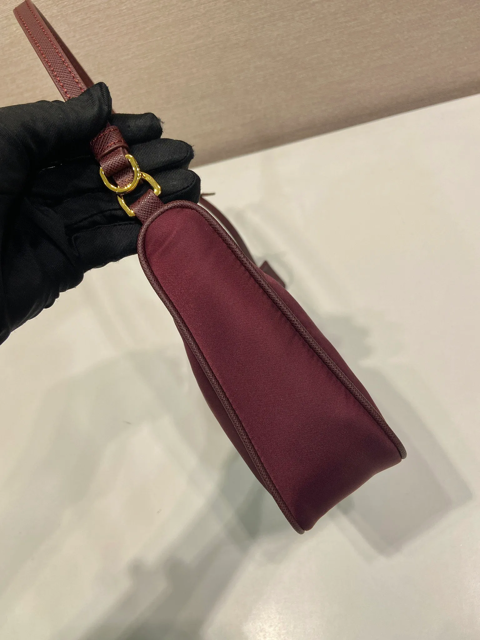 💰760🎉Upgraded Hobo🎉1N204M Bordeaux Red🎉🎉 This Re-Edition 2005 handbag combines versatile design and classic details. Made from recycled nylon with elegant gold-plated hardware. The inner bag has a zipper closure and a leather handle. It can be carried by hand or carried on the shoulder. It is super easy to use and will never go out of style. 🎉🎉 Length 22x Height 18x ​​Bottom 6.5cm🎉🎉🎉👏👏👏