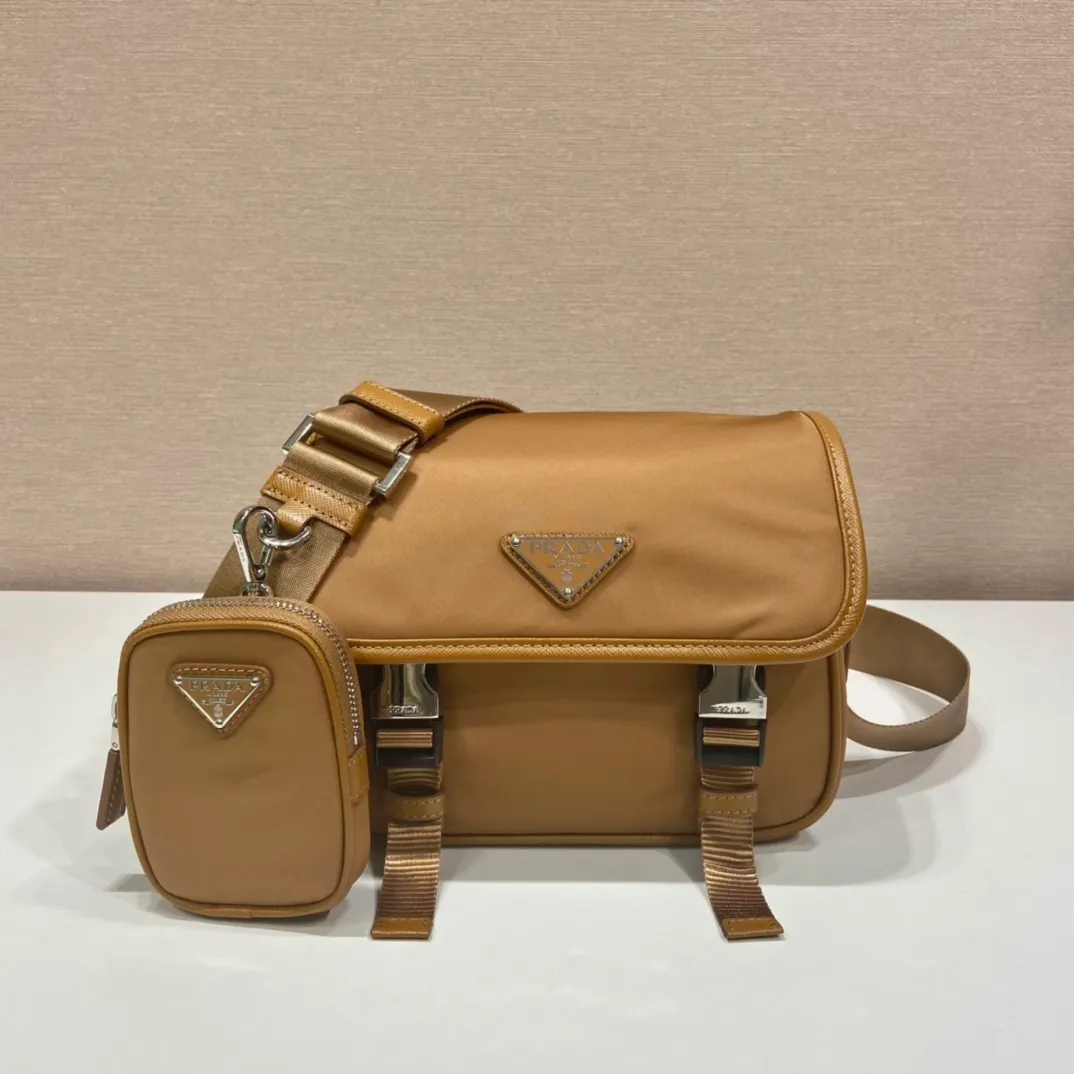 💰1120🎉New messenger bag🎉Arrived🙊New color🙊 New three-in-one combination messenger bag🎉Model number: 2VD034😘 The most representative nylon triangle logo element Simple latest triangle logo decoration without compressing space Super versatile😘At the same time, there is also a small charm bag hanging on the shoulder strap, which can also be hung on the trousers as an accessory👍👍The overall low-key luxury and versatile, the commuter bag can be casual or cool😎It is practical and fashionable to carry, super tasteful😘Unisex model👫👫👫 If you like it, hurry up and get it, it is a messenger bag that will never go out of style👏👏 Length 22x height 16x base 8.5cm👏👏👏💰💰💰