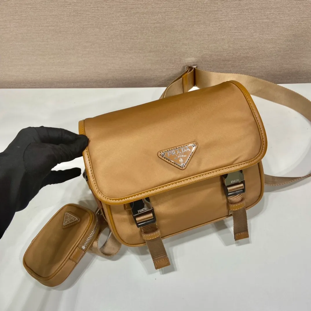 💰1120🎉New messenger bag🎉Arrived🙊New color🙊 New three-in-one combination messenger bag🎉Model number: 2VD034😘 The most representative nylon triangle logo element Simple latest triangle logo decoration without compressing space Super versatile😘At the same time, there is also a small charm bag hanging on the shoulder strap, which can also be hung on the trousers as an accessory👍👍The overall low-key luxury and versatile, the commuter bag can be casual or cool😎It is practical and fashionable to carry, super tasteful😘Unisex model👫👫👫 If you like it, hurry up and get it, it is a messenger bag that will never go out of style👏👏 Length 22x height 16x base 8.5cm👏👏👏💰💰💰