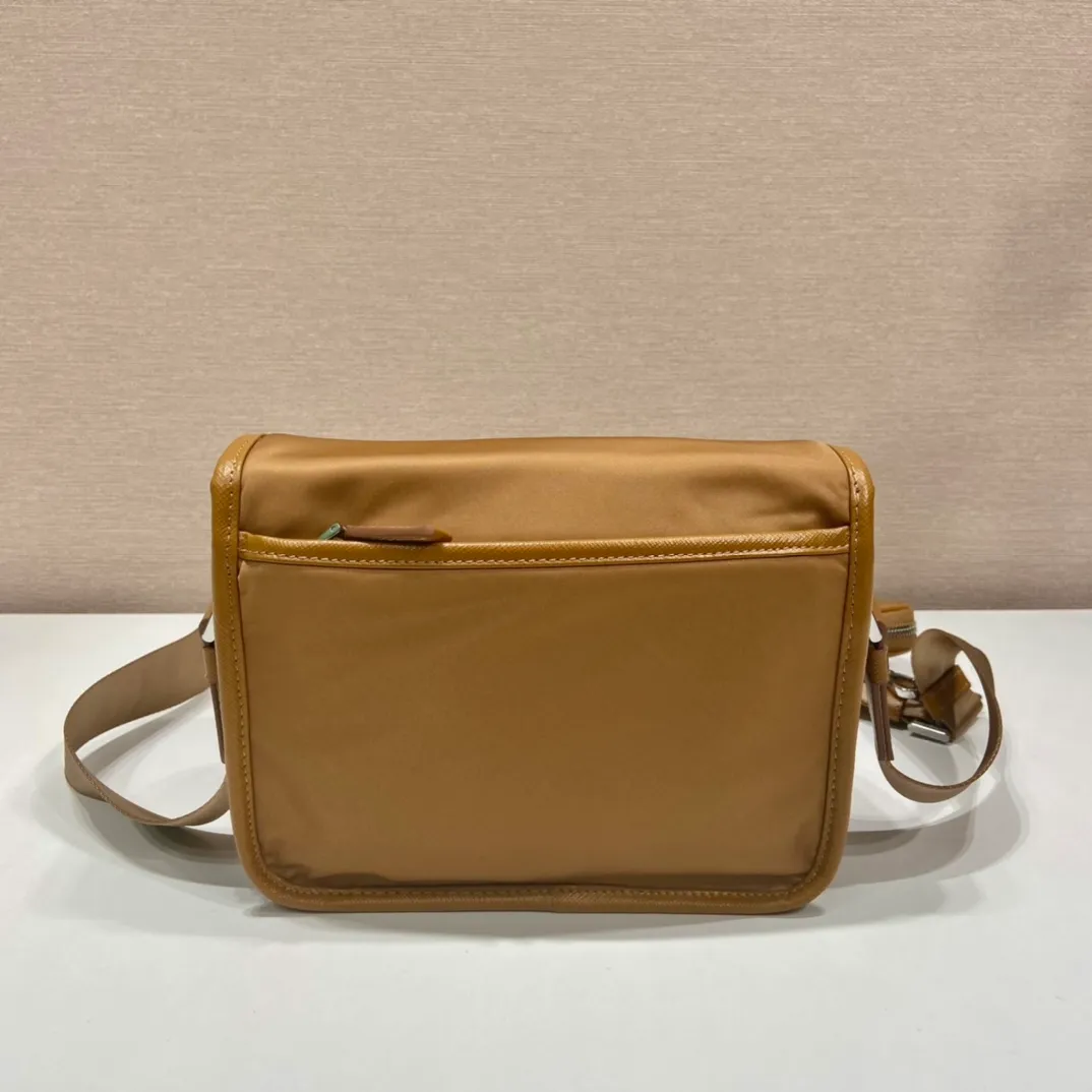 💰1120🎉New messenger bag🎉Arrived🙊New color🙊 New three-in-one combination messenger bag🎉Model number: 2VD034😘 The most representative nylon triangle logo element Simple latest triangle logo decoration without compressing space Super versatile😘At the same time, there is also a small charm bag hanging on the shoulder strap, which can also be hung on the trousers as an accessory👍👍The overall low-key luxury and versatile, the commuter bag can be casual or cool😎It is practical and fashionable to carry, super tasteful😘Unisex model👫👫👫 If you like it, hurry up and get it, it is a messenger bag that will never go out of style👏👏 Length 22x height 16x base 8.5cm👏👏👏💰💰💰
