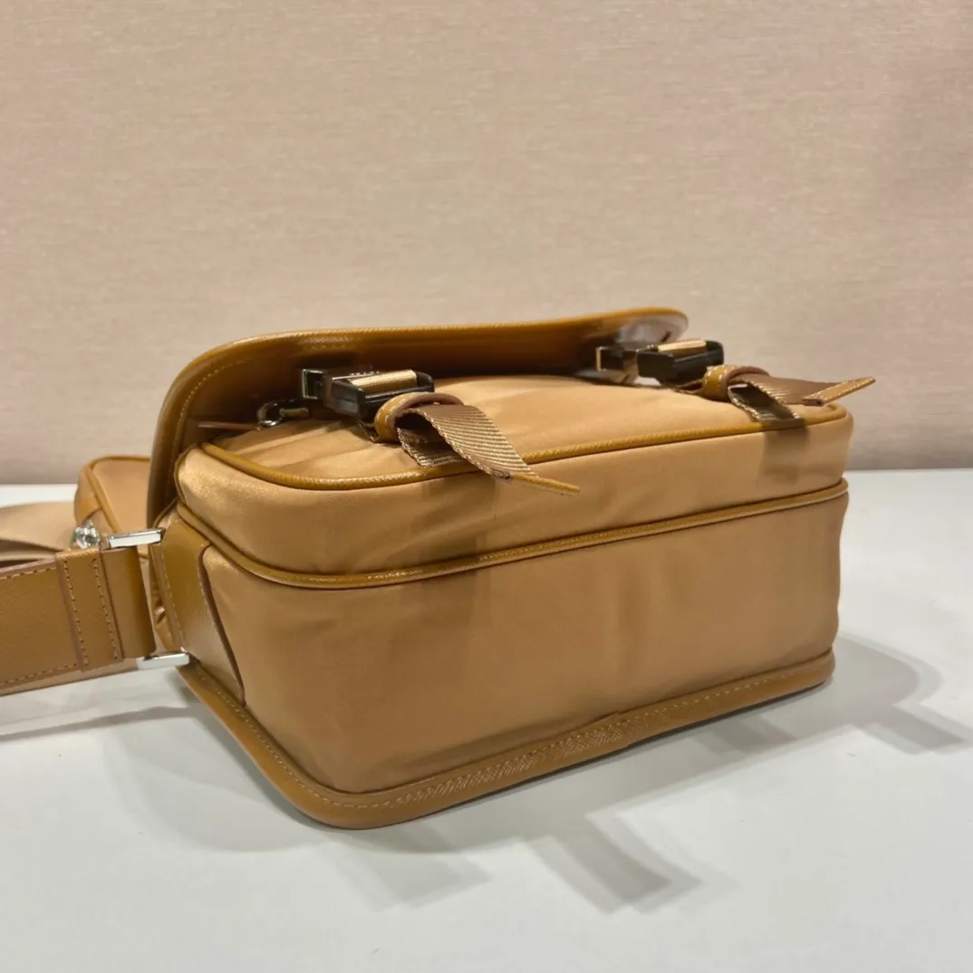 💰1120🎉New messenger bag🎉Arrived🙊New color🙊 New three-in-one combination messenger bag🎉Model number: 2VD034😘 The most representative nylon triangle logo element Simple latest triangle logo decoration without compressing space Super versatile😘At the same time, there is also a small charm bag hanging on the shoulder strap, which can also be hung on the trousers as an accessory👍👍The overall low-key luxury and versatile, the commuter bag can be casual or cool😎It is practical and fashionable to carry, super tasteful😘Unisex model👫👫👫 If you like it, hurry up and get it, it is a messenger bag that will never go out of style👏👏 Length 22x height 16x base 8.5cm👏👏👏💰💰💰