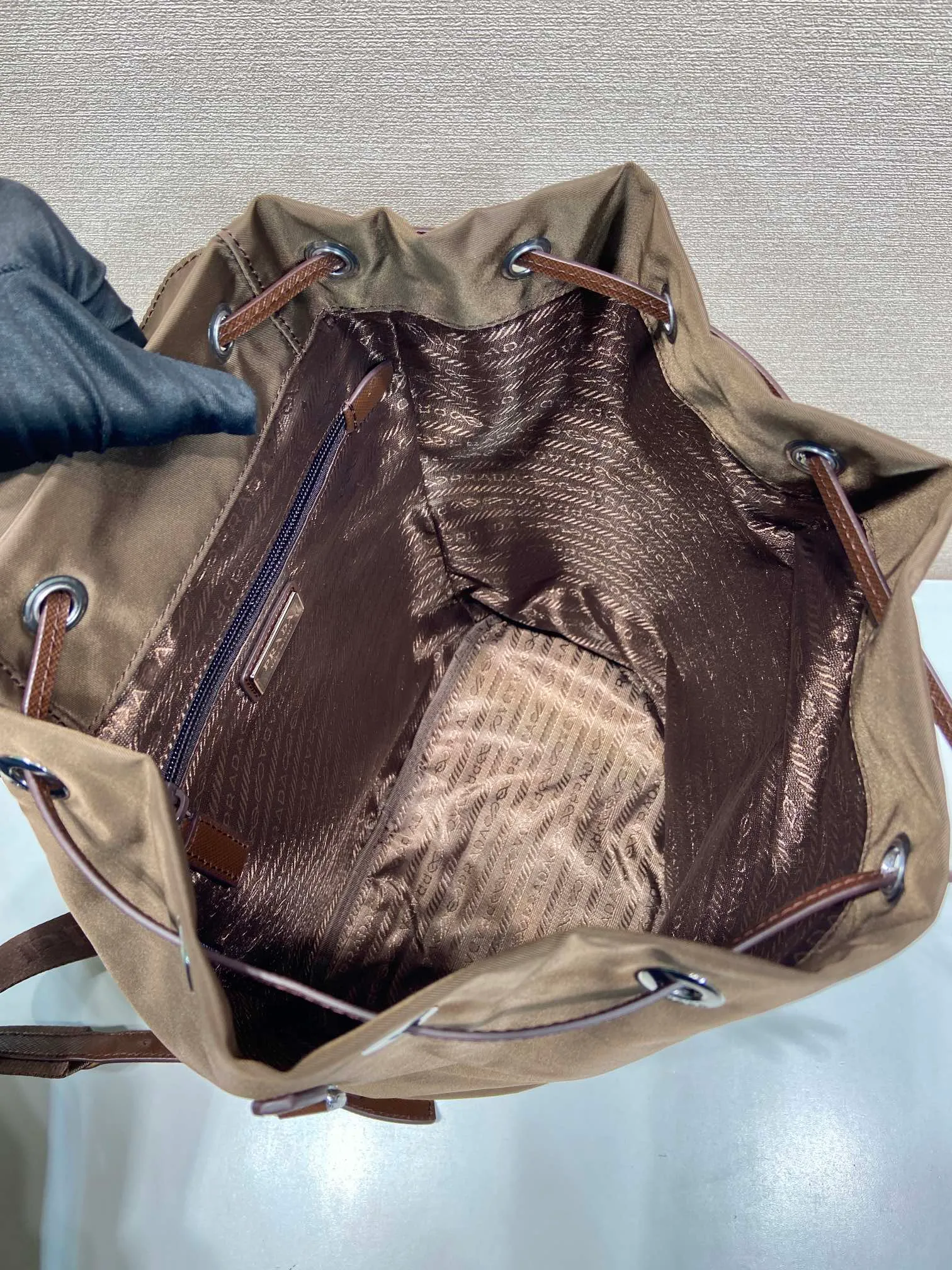 💰1120🎉New product🎉1BZ0197 backpack🎉🎉 This backpack is made of imported nylon fabric and cross-grain cowhide. The only backpack does not have a portable design. It is very unique and has a casual flavor. It has a large capacity and space. The upper body effect is light, fashionable and practical. It is also a popular style that will never go out of style🎉🎉Babies, hurry up and get it🎉🎉 Length 25x Height 35x Bottom 15cm🎉🎉🎉💰💰💰