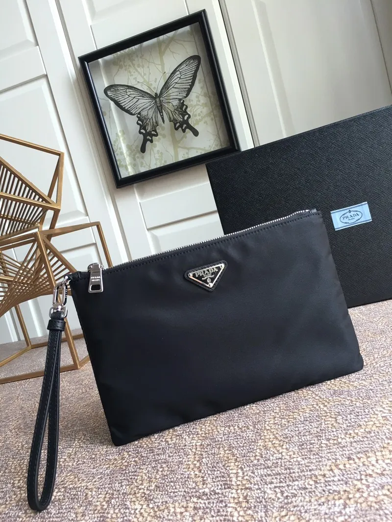 💰560, new style👏👏👏2NH006 triangle mark. Made of imported nylon material/cowhide, complex cowhide color-blocking letters, six card slots in the inner pocket, nylon lining, removable leather wrist strap, polished steel metal accessories👏👏👏165 OEM code, light and fashionable🤗🤗🤗, length 28x height 18cm
