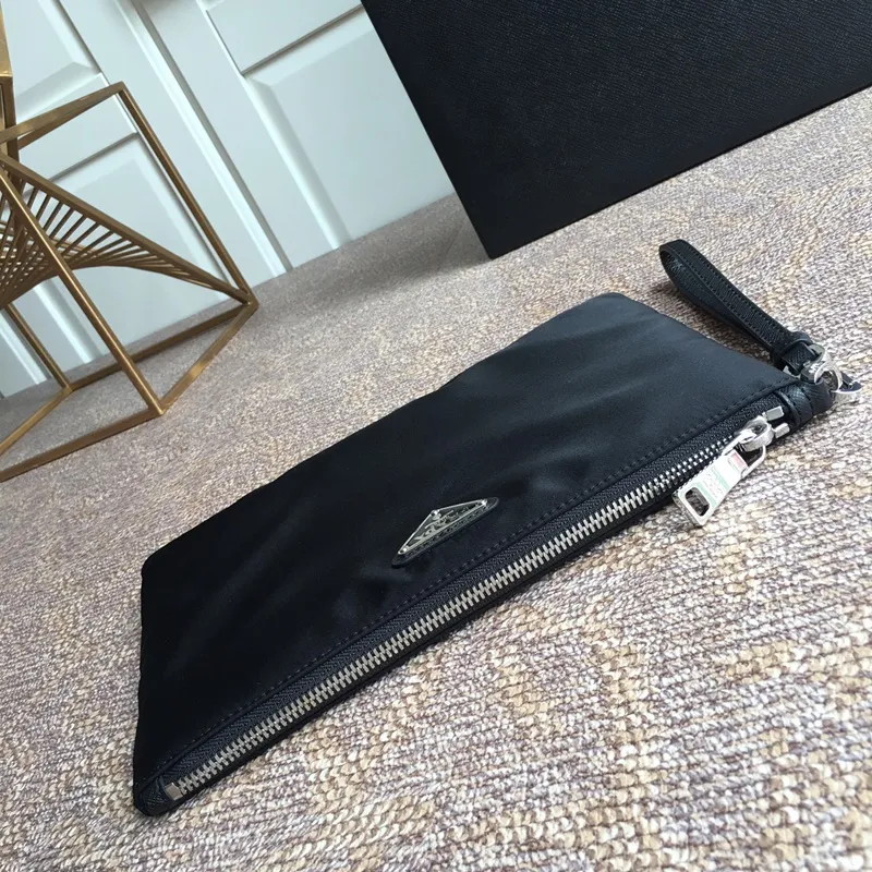 💰560, new style👏👏👏2NH006 triangle mark. Made of imported nylon material/cowhide, complex cowhide color-blocking letters, six card slots in the inner pocket, nylon lining, removable leather wrist strap, polished steel metal accessories👏👏👏165 OEM code, light and fashionable🤗🤗🤗, length 28x height 18cm