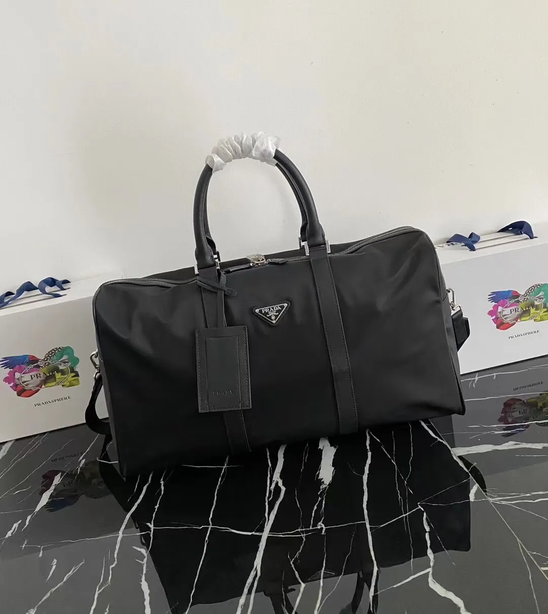 P800¥🔆Classic travel bag🔆1V19S🤙🤙Made of imported parachute fabric👏🏻👏🏻, top-grade hardware🤙🤙This classic travel bag is full of modern design, a timeless classic, and the body of the bag is decorated with the iconic triangular metal logo. Lightweight and practical, a must-have for travel👏🏻👏🏻Length 48x Height 26x Bottom 16.5cm🤙🤙🤙