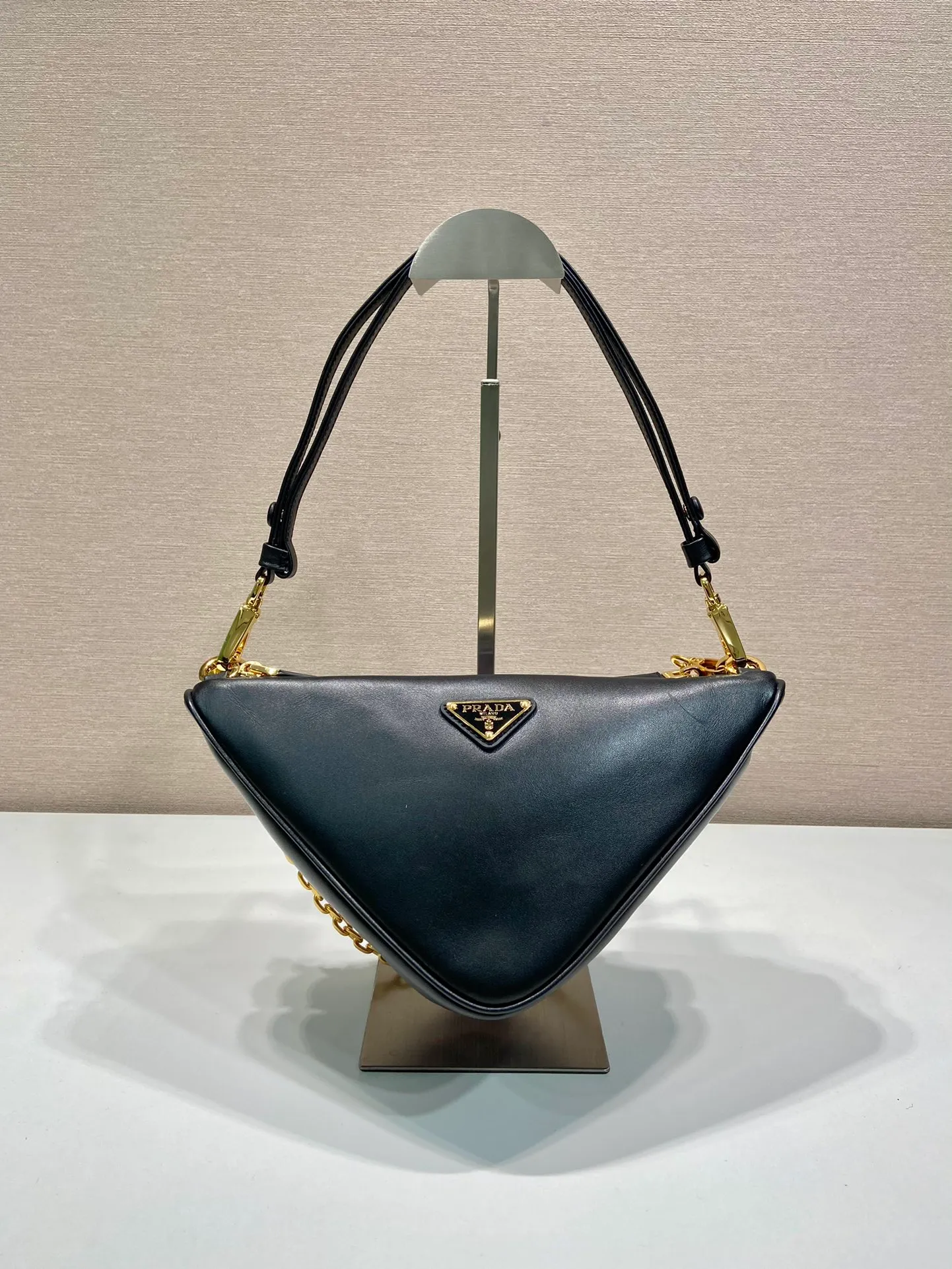 💰1580🎉New twin bag🎉1BC176🎉🎉 This twin bag is designed with imported calfskin and embroidered fabric materials. It is composed of 2 triangular bags of different materials. It is very unique and can be disassembled as a hand carry or crossbody. Different combinations for different occasions. It's perfect😘😘It has a large capacity, hurry up and get it🎉🎉 One size: bag length 23x height 25x bottom 5cm🎉🎉🎉👏👏