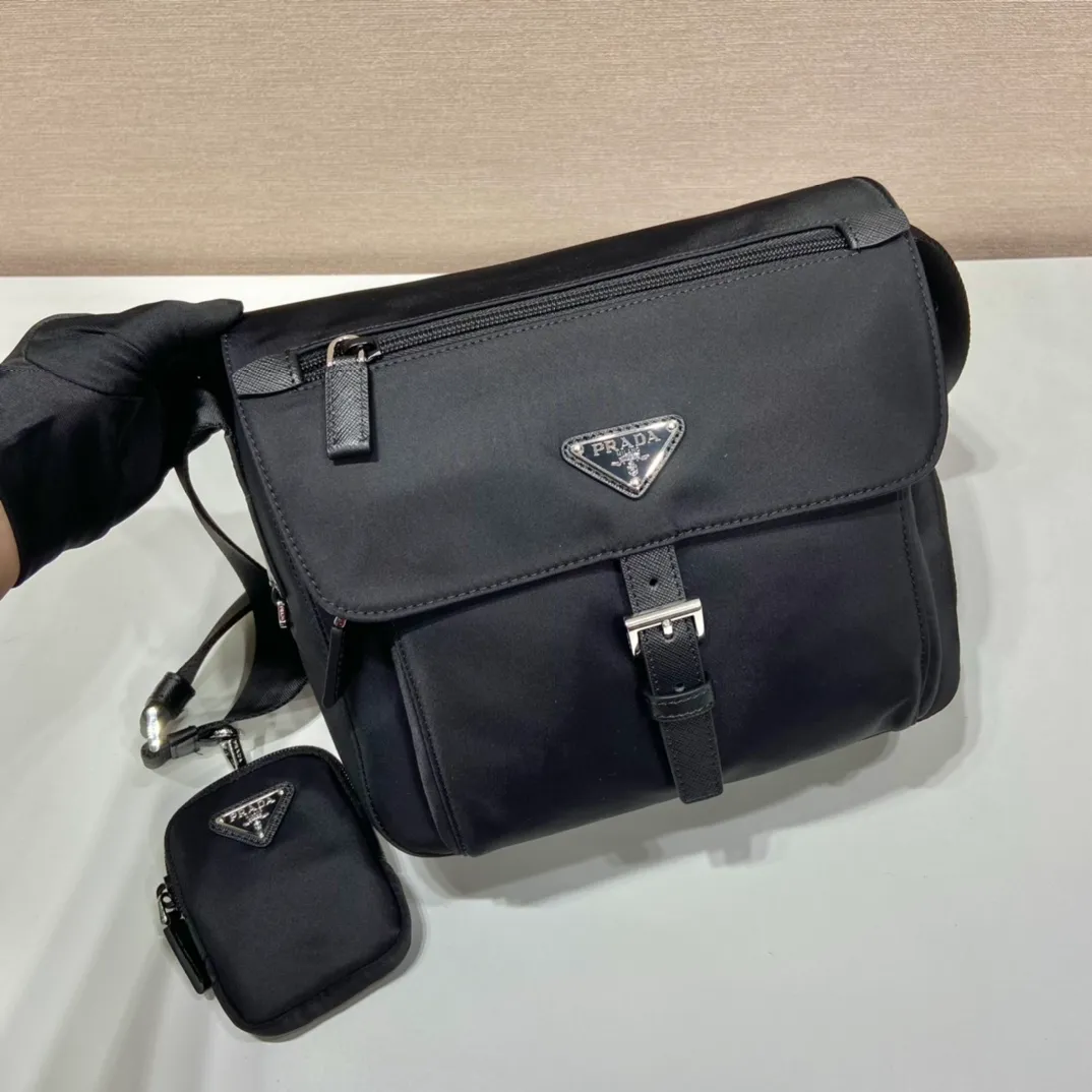 💰1020🎉Upgrade board🎉1BD994B with small bag🎉🎉 This model is made of imported nylon material and Saffiano leather piping, adjustable fabric shoulder straps, stainless steel accessories, upgraded design with a detachable pouch on the shoulder strap, triangular enamel logo plate, zipper and buckle closure, two outer pockets, one of which is a flap zipper bag, two inner pockets, 165 OEM code, lightweight and practical👏🏻👏🏻Unisex style🙊🙊 Length 25 height 22 bottom 10cm🤙🤙🤙💰