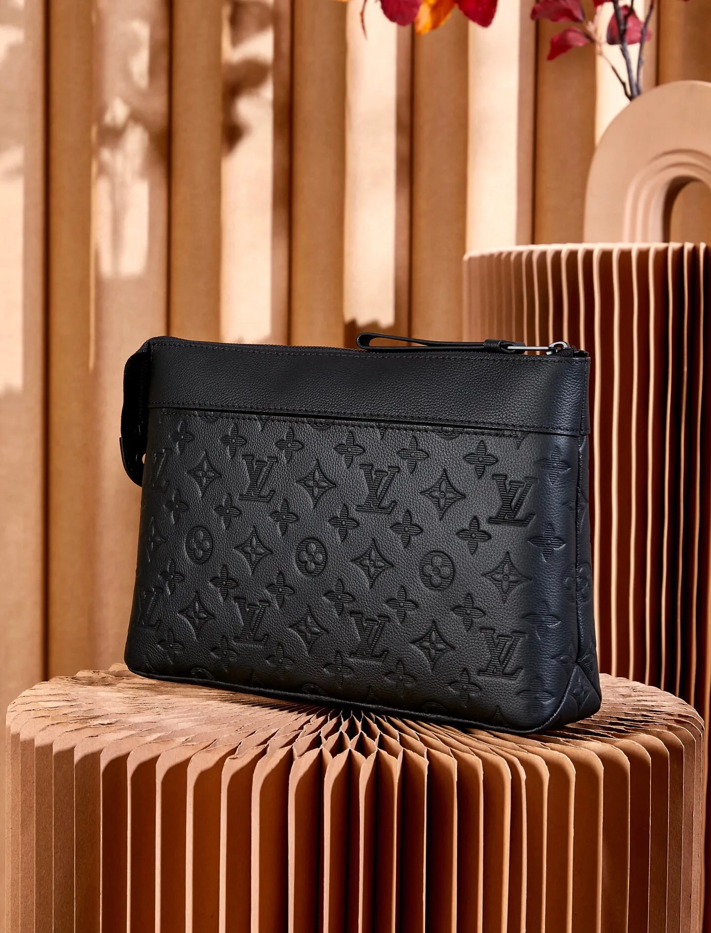 P¥540👉nfc dynamic chip version👈【Top inspection-free all-steel hardware】M82545 black leather embossed POCHETTE VOYAGE SOUPLE clutch Pochette Voyage SOUPLE clutch bag is made of soft Monogram Eclipse coated canvas, with rounded strokes to outline the classic Pochette Voyage clutch bag lines, bringing a comfortable travel experience. M82543 Full leather embossed, black floral black leather, black grid black leather, presbyopic black leather, Pila brand front compartment clutch, small clutch oo [handshake] [handshake] Slim configuration with zipper compartment and magnetic back pocket. Comes in gift box 32 x 21 x 8 cm (length x height x width)