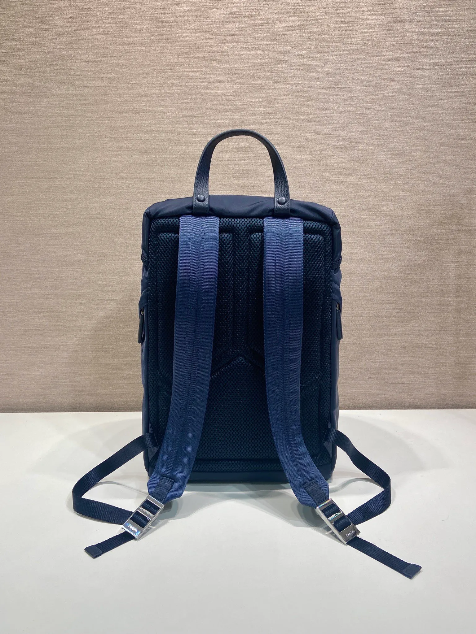 💰1360🎉Exclusive debut🎉2VZ135 Backpack🎉🎉 This nylon backpack is decorated with Saffiano leather trim, using creativity and technology to create a unique style. Premium brushed hardware, multiple pockets and a technical padded back are design features. A new style among classics, fashionable and elegant👍👍Another classic that will never go out of style👏👏 Length 27x Height 45x Bottom 17cm👏👏👏💰💰💰