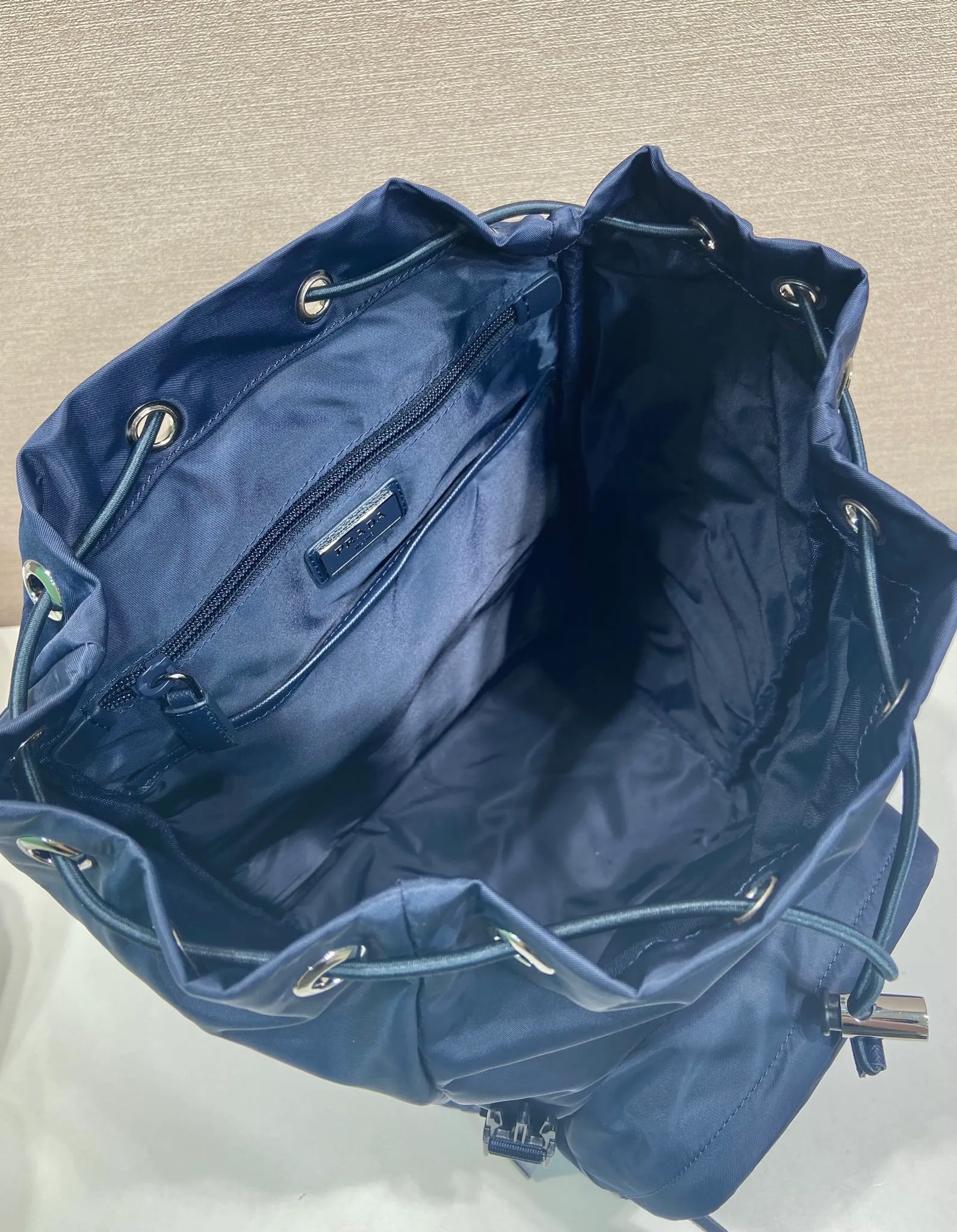 💰1360🎉Exclusive debut🎉2VZ135 Backpack🎉🎉 This nylon backpack is decorated with Saffiano leather trim, using creativity and technology to create a unique style. Premium brushed hardware, multiple pockets and a technical padded back are design features. A new style among classics, fashionable and elegant👍👍Another classic that will never go out of style👏👏 Length 27x Height 45x Bottom 17cm👏👏👏💰💰💰