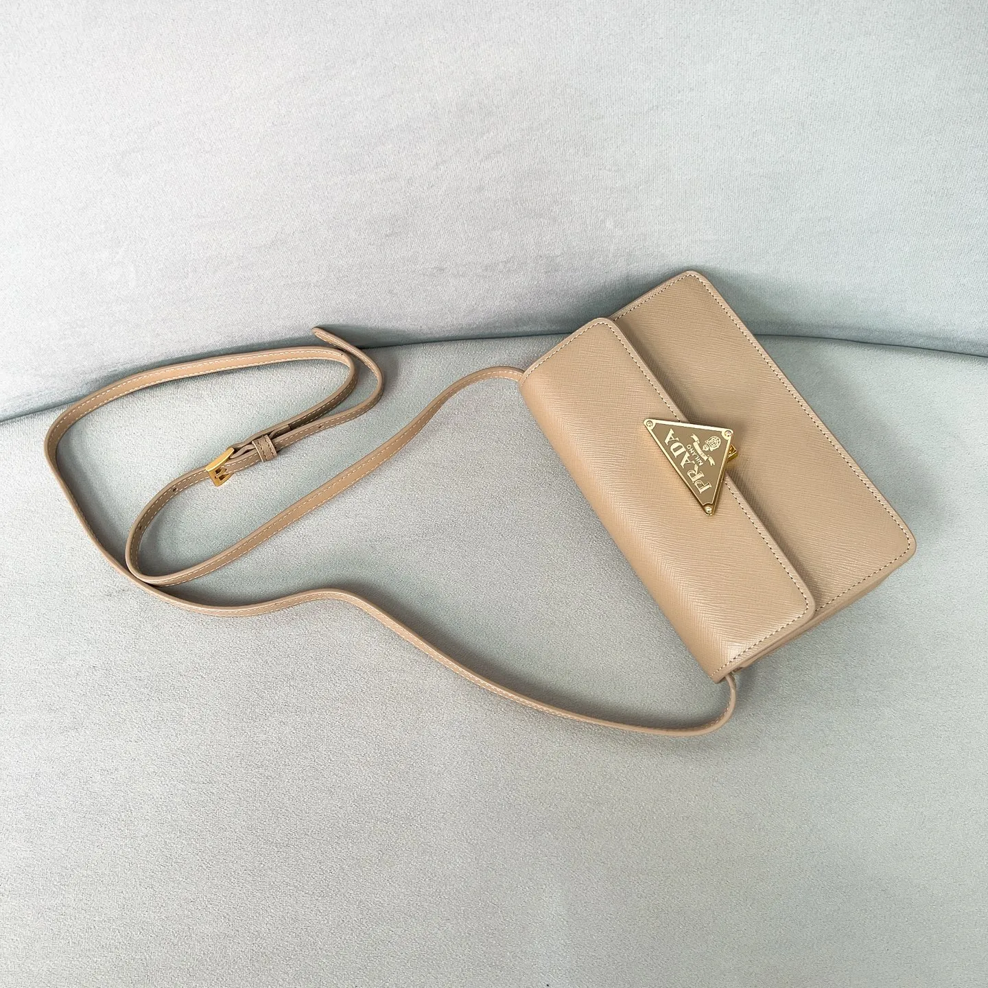 💰1260✨New product debut✨The new series of shoulder bags 1BD386 is made of classic cross-grain cowhide and calfskin. It is decorated with a unique lock buckle with the iconic triangle logo. The overall style of the bag is simple and elegant. The golden metal hardware gives a retro color. Fashion and retro style are combined. The interior double compartment capacity is also great. It is equipped with a card slot. The wide shoulder strap design makes the upper body very stylish~ A new fashion trend-setter that combines retro fashion and practicality😘 Size 19.5*11.5*5