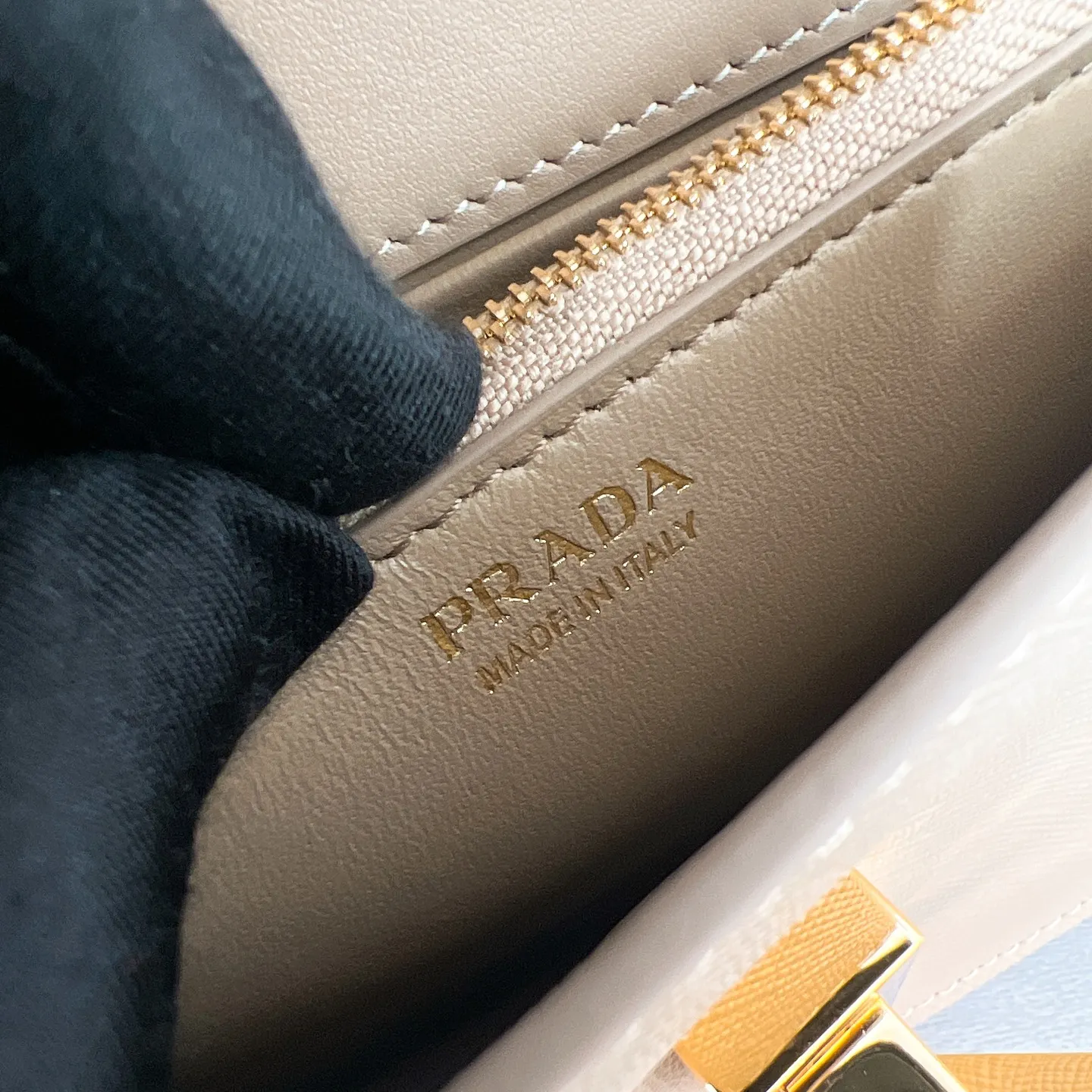 💰1260✨New product debut✨The new series of shoulder bags 1BD386 is made of classic cross-grain cowhide and calfskin. It is decorated with a unique lock buckle with the iconic triangle logo. The overall style of the bag is simple and elegant. The golden metal hardware gives a retro color. Fashion and retro style are combined. The interior double compartment capacity is also great. It is equipped with a card slot. The wide shoulder strap design makes the upper body very stylish~ A new fashion trend-setter that combines retro fashion and practicality😘 Size 19.5*11.5*5