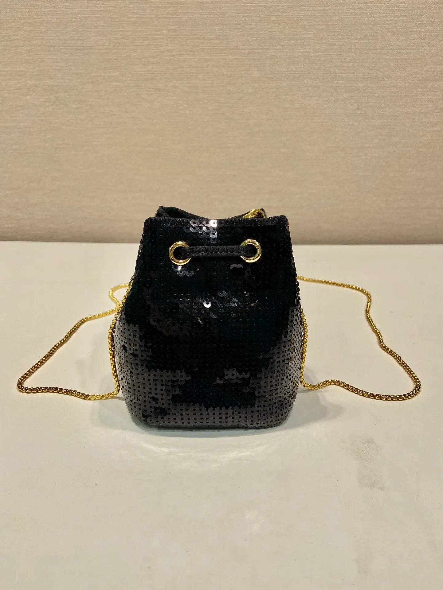 💰960🎉Sequin bucket🎉1NR016 handmade sequins🎉🎉 This sequin bucket is made of a combination of imported hand-embroidered sequins and satin materials, with an enamel-coated metal triangle logo decorative opening and closing design. Metal iron can be spanned diagonally. So cute😍, the effect of bling bling is very eye-catching, so cute and cool, don’t you feel excited😙😙, beauties. Get it now. So beautiful and cute😋😋 Length 10x height 12x base 7cm🎉🎉🎉👏👏👏