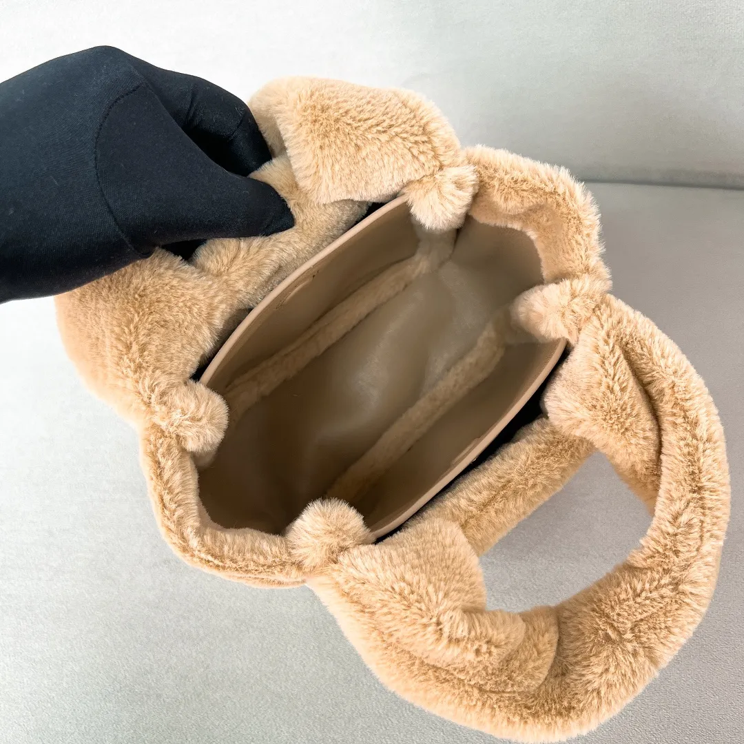 💰1300✨New product launch✨2023 autumn and winter new plush vegetable basket 1BA349. Made of soft and fine plush material with calfskin. Equipped with double handles decorated with golden metal logo. The overall bag body is very soft and lightweight. The style is elegant and outstanding. The two side pockets not only meet the needs of exquisite storage but also add elegant charm. A handbag that perfectly combines classic heritage and the trend of the times. A must-have for fairies. Size 15.5*18*10cm
