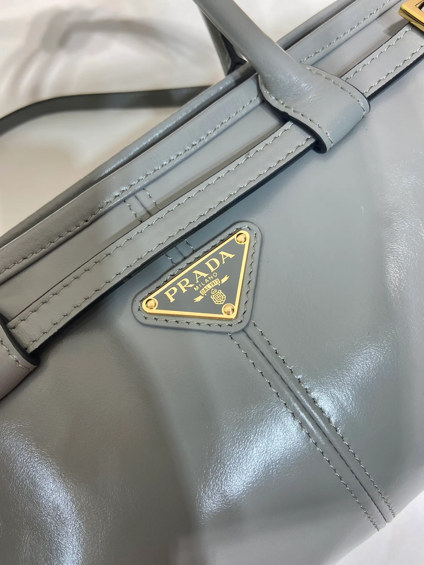 💰1840🎉LusSolf oil wax leather🎉1BA426 small size🎉🎉 This portable crossbody bag is made of imported oil wax leather. The shiny color exudes a classic atmosphere. It is equipped with a detachable and adjustable long shoulder strap, which is convenient for different occasions. It has a very large capacity and is easy to use. It is definitely a must-have for fashionistas. Hurry up and take this retro style handbag home! Length 32x Height 15.5x Bottom 12cm🎉🎉🎉👏👏👏