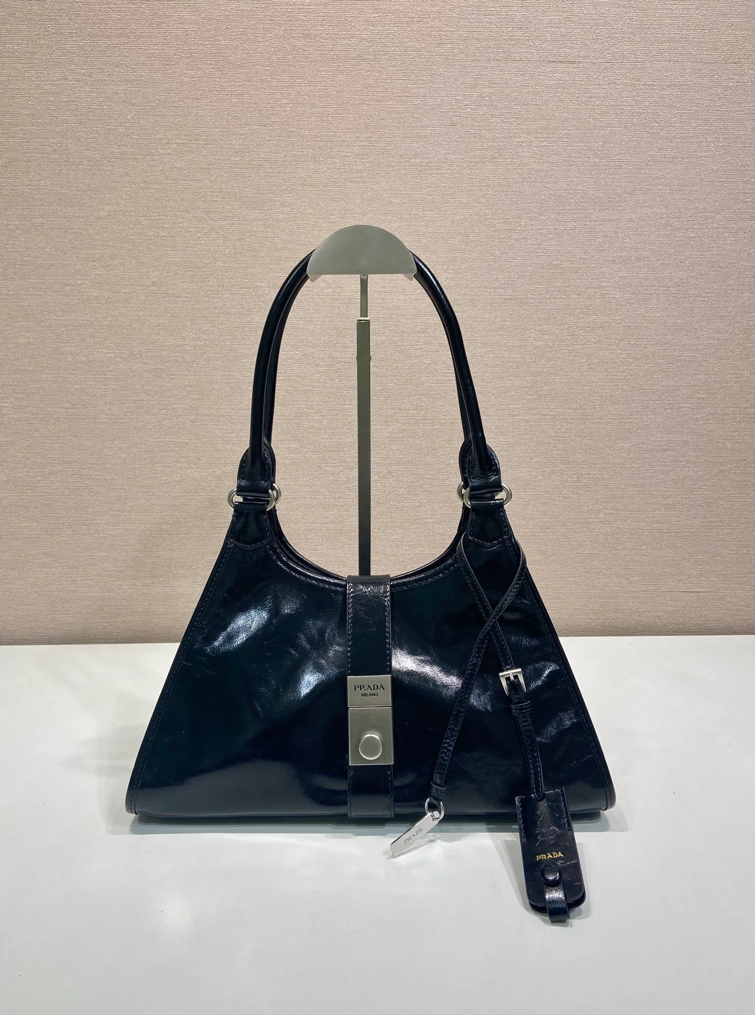 💰1700🎉New product🎉1BG563 spring and summer new model🎉🎉 This catwalk style is made of imported wax leather, top-grade hardware, the front panel is equipped with a buckle lock opening and closing, the capacity is large, it can be carried by hand or on the shoulder, and the upper body effect is very stylish. If you like babies, hurry up and get it🎉🎉 Length 30.5x Height 17.5x Bottom 9cm🎉🎉🎉💰💰💰