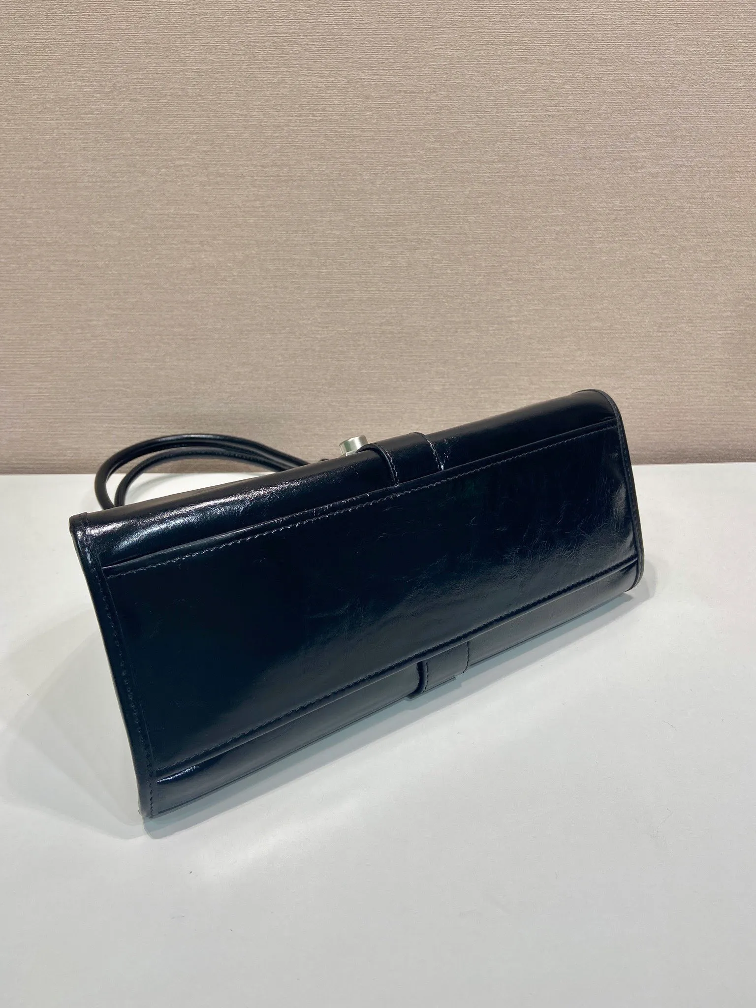 💰1700🎉New product🎉1BG563 spring and summer new model🎉🎉 This catwalk style is made of imported wax leather, top-grade hardware, the front panel is equipped with a buckle lock opening and closing, the capacity is large, it can be carried by hand or on the shoulder, and the upper body effect is very stylish. If you like babies, hurry up and get it🎉🎉 Length 30.5x Height 17.5x Bottom 9cm🎉🎉🎉💰💰💰