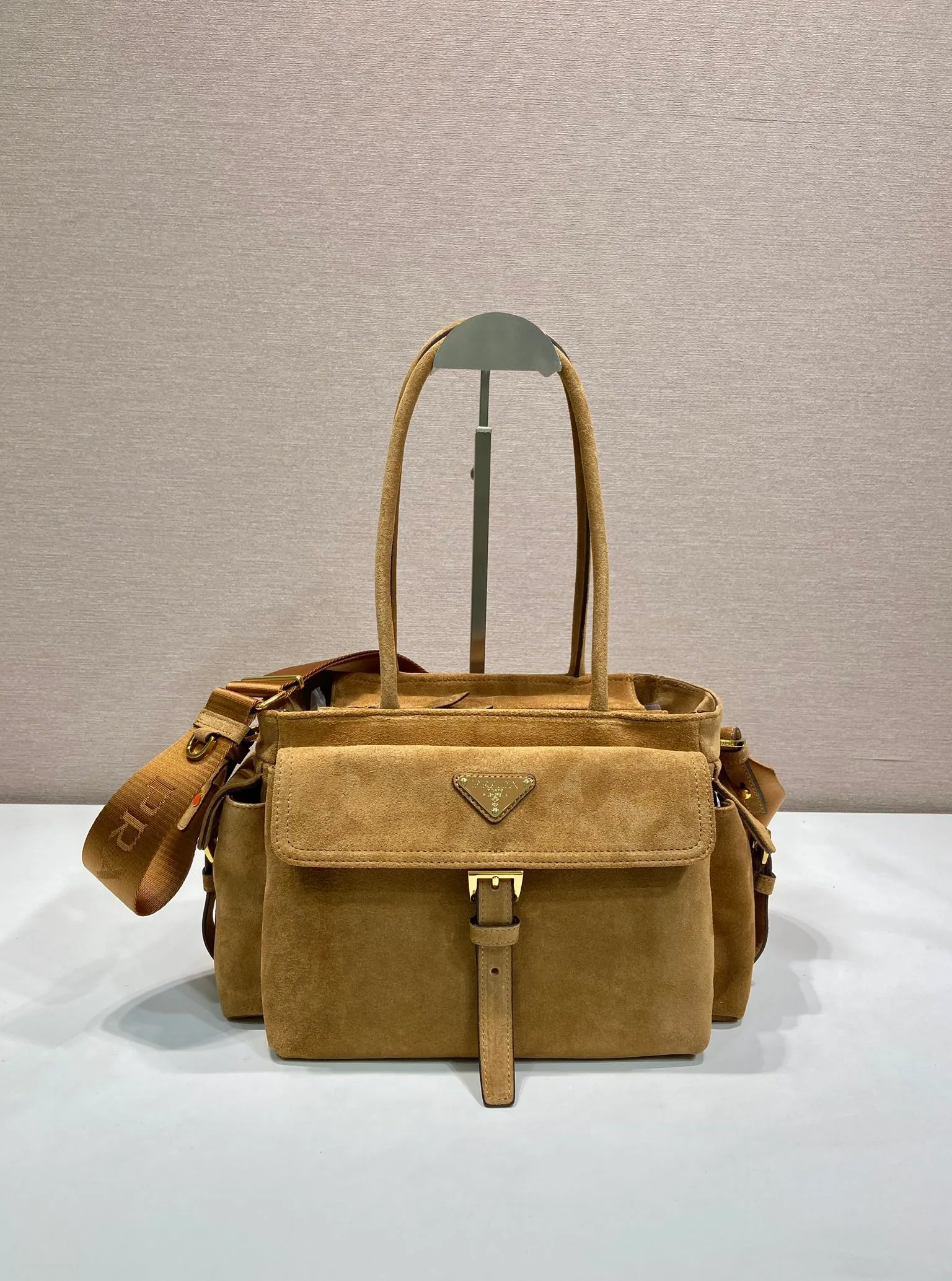 💰1520🎉New handbag🎉1BG596 suede leather🎉🎉 This handbag is made of imported suede leather fabric and top-grade hardware. Designed in hand-held suede leather, it is equipped with a detachable long shoulder strap, which can be carried on the shoulder/handheld/cross-body/cross-body. It is equipped with multiple pockets. It is very functional and has large capacity. It is perfect. It is another popular style that will never go out of style. Get it now🎉🎉 Length 31x Height 17x Bottom 11cm🎉🎉🎉💰💰💰