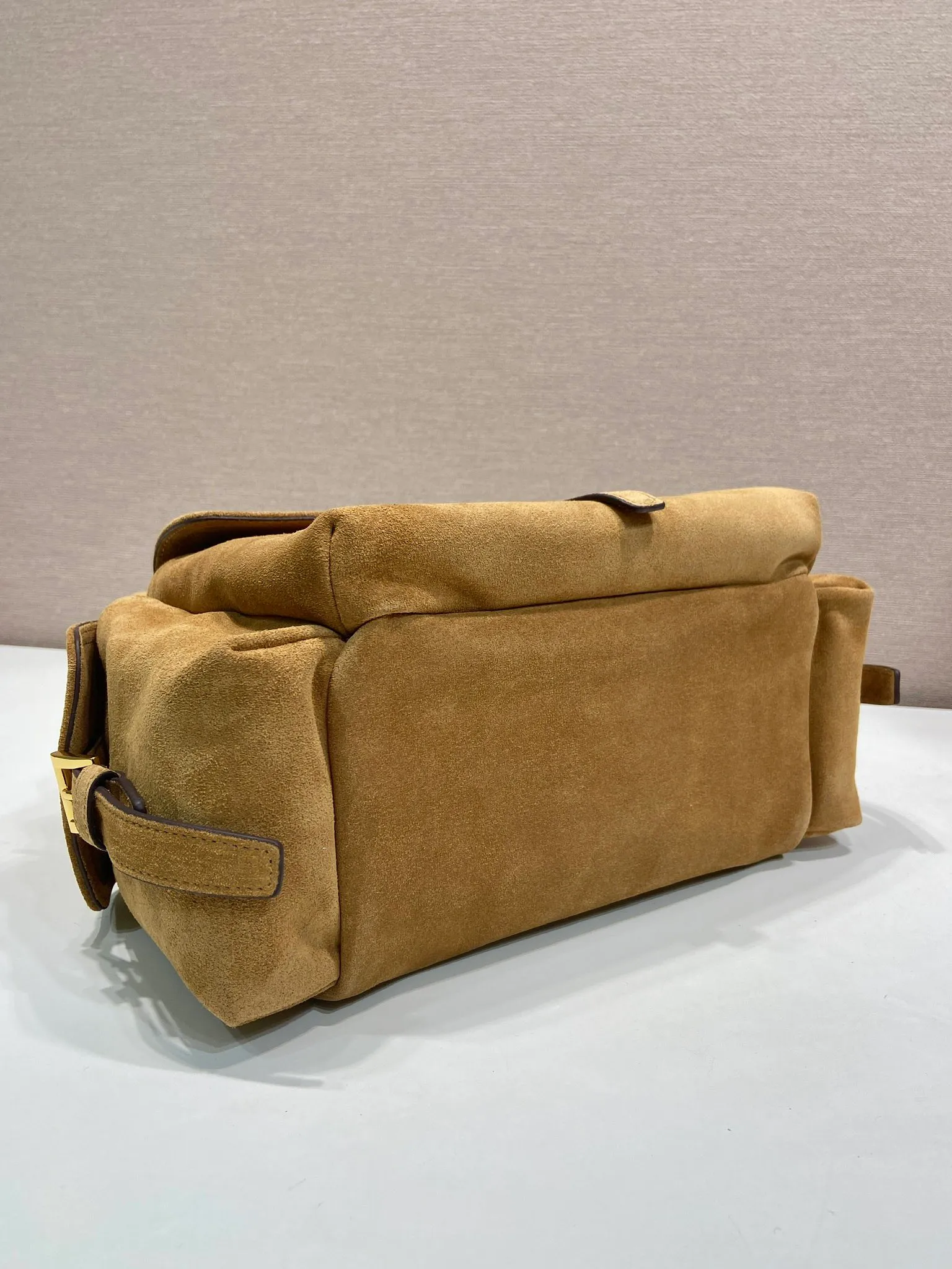 💰1520🎉New handbag🎉1BG596 suede leather🎉🎉 This handbag is made of imported suede leather fabric and top-grade hardware. Designed in hand-held suede leather, it is equipped with a detachable long shoulder strap, which can be carried on the shoulder/handheld/cross-body/cross-body. It is equipped with multiple pockets. It is very functional and has large capacity. It is perfect. It is another popular style that will never go out of style. Get it now🎉🎉 Length 31x Height 17x Bottom 11cm🎉🎉🎉💰💰💰