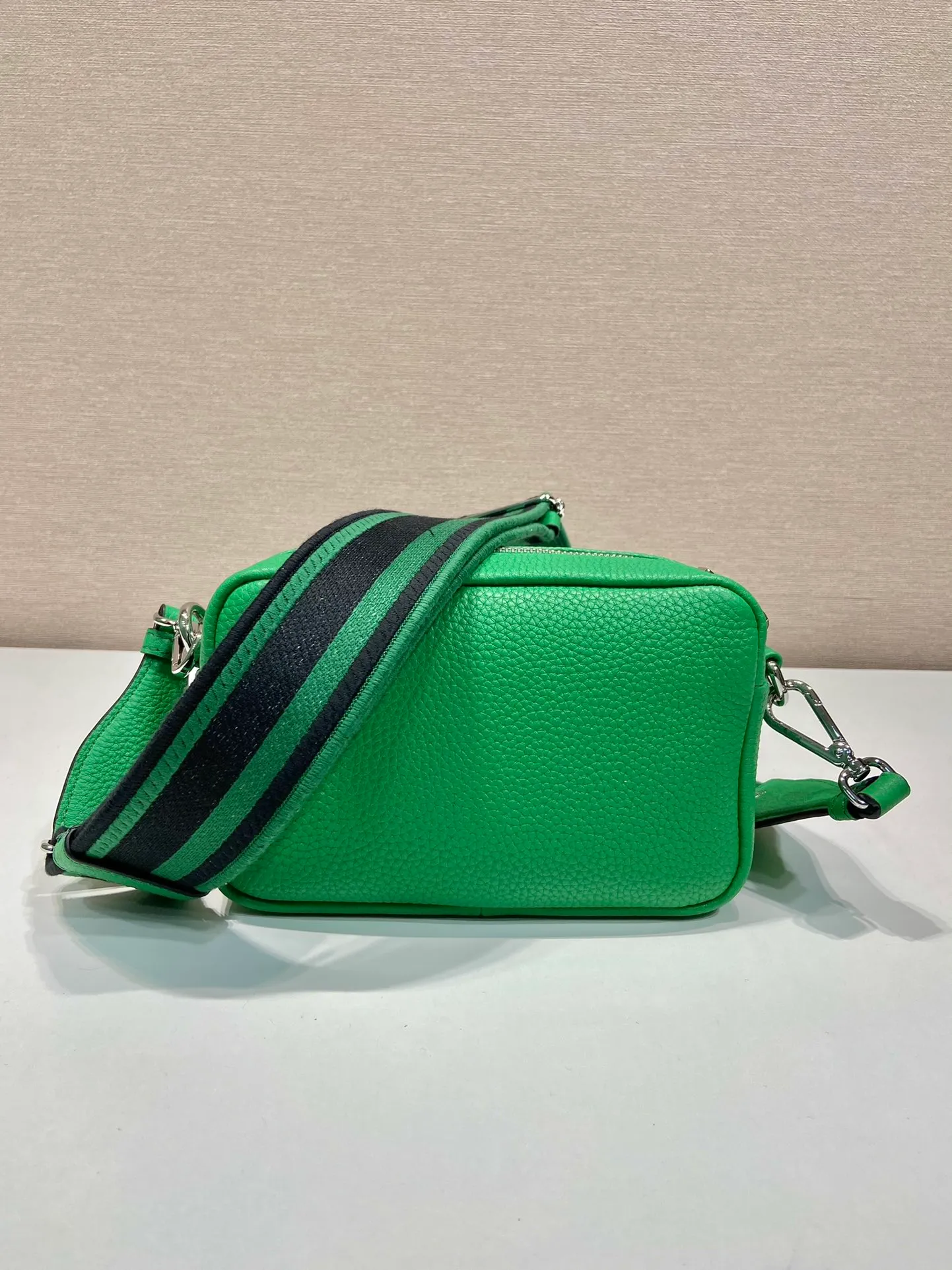 💰1600🎉New double shoulder strap🎉1BH192 single layer small size🎉 This single layer double shoulder strap is made of imported deerskin grain cowhide and equipped with two interchangeable and adjustable long shoulder straps. The combination of fabric webbing and cowhide is perfect😘, versatile for mixing and matching different clothes on different occasions😘, large capacity, super soft feel🎉Hurry up and get it🎉 Length 19x Height 12x Bottom 6cm🎉🎉🎉👏👏👏