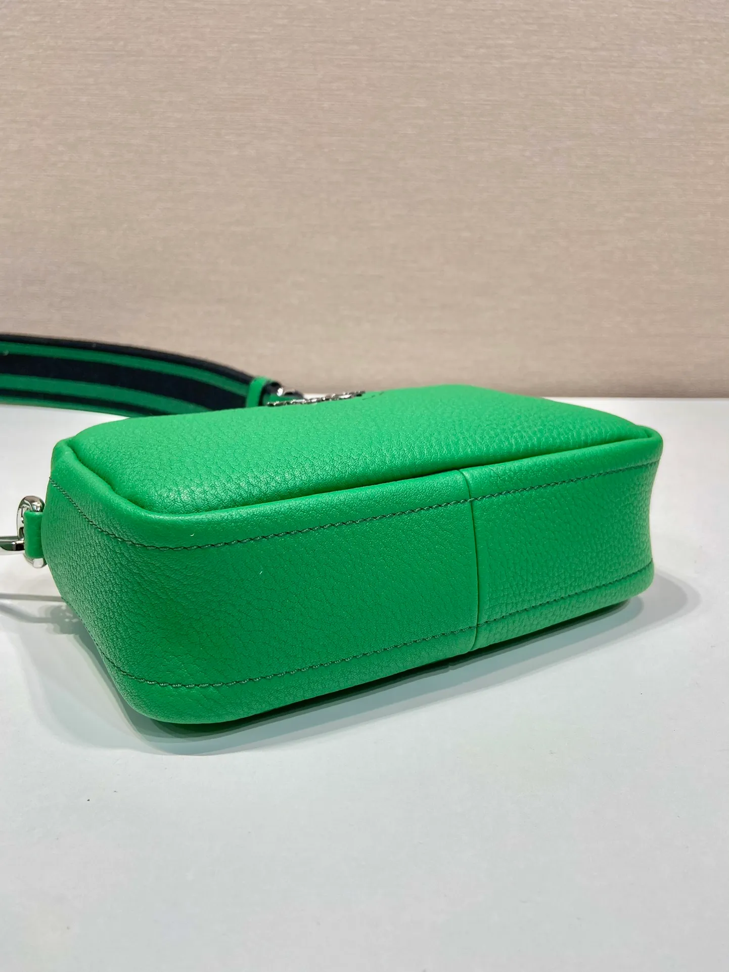💰1600🎉New double shoulder strap🎉1BH192 single layer small size🎉 This single layer double shoulder strap is made of imported deerskin grain cowhide and equipped with two interchangeable and adjustable long shoulder straps. The combination of fabric webbing and cowhide is perfect😘, versatile for mixing and matching different clothes on different occasions😘, large capacity, super soft feel🎉Hurry up and get it🎉 Length 19x Height 12x Bottom 6cm🎉🎉🎉👏👏👏