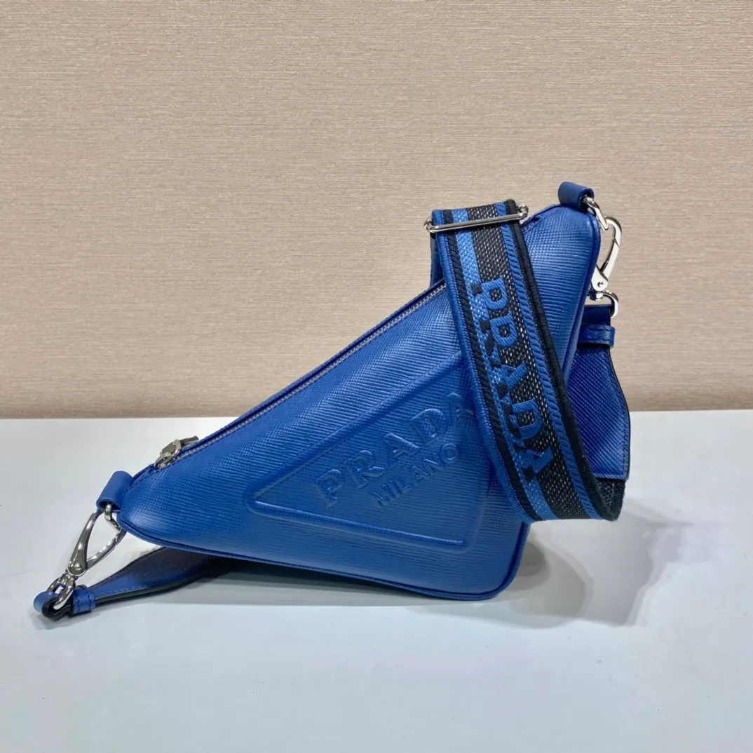 💰1520🎉Embroidered webbing triangle bag🎉2VH155🎉🎉 This triangle bag captures the symbolic geometric shape of the P family. It is made of the brand's iconic Saffiano leather, showing unique cross-parallel features and a large embossed triangle logo. My favorite is this webbing embroidered shoulder strap😘It can be detached to match other bags. The capacity is very large and the feel must be soft👏👏Universal model for men and women🎉🎉, perfect, hurry up and get it🎉🎉 Length 28x Height 18x ​​Bottom 11cm🎉🎉🎉👏👏👏