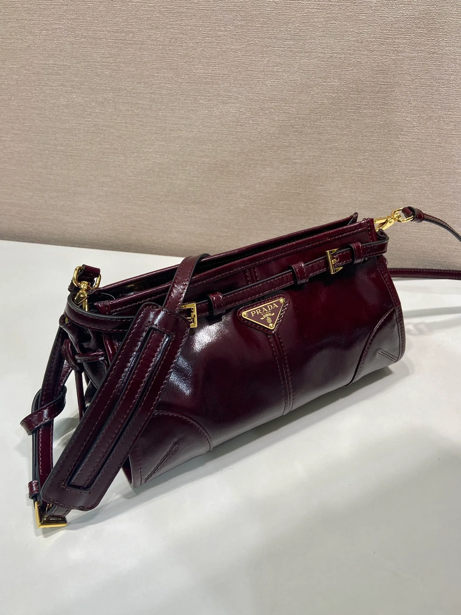 💰1640🎉LusSolf oil wax leather🎉1BA215 crossbody bag🎉 This crossbody bag is made of imported oil wax leather. The shiny color exudes a classic atmosphere. It is equipped with a detachable and adjustable long shoulder strap, which is convenient for shoulder and crossbody carry. It has a very large capacity and is easy to use. It is definitely a must-have for fashionistas. Hurry up and take this retro style crossbody bag home! Length 26x height 14x base 12cm🎉🎉🎉👏👏👏