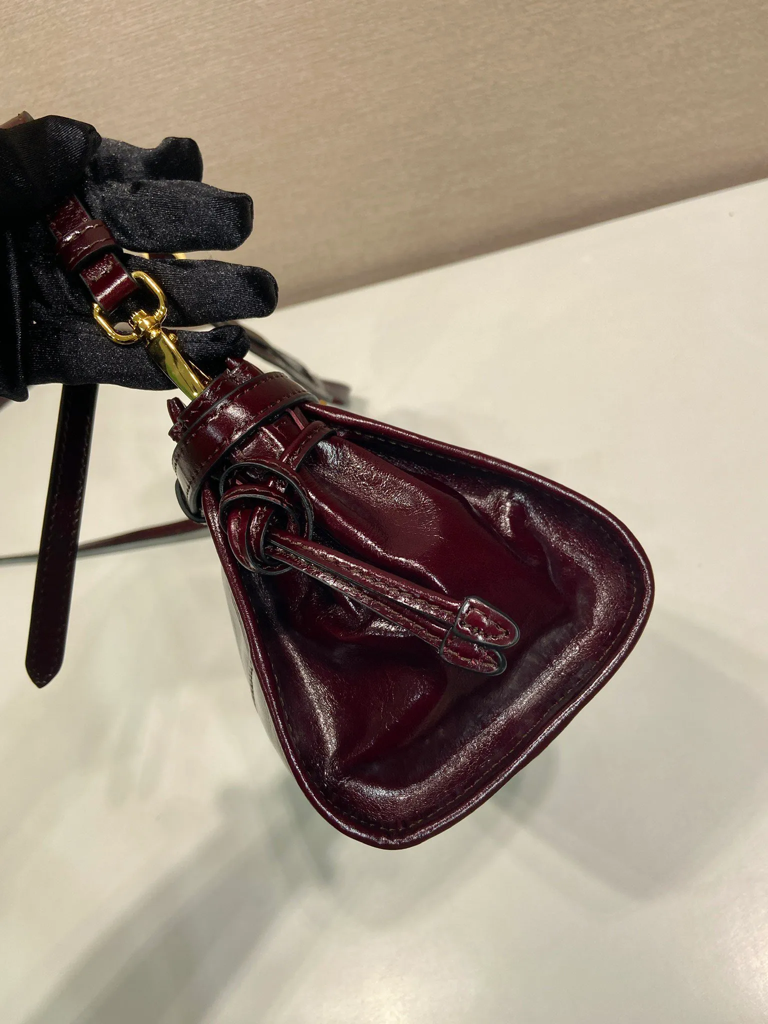 💰1640🎉LusSolf oil wax leather🎉1BA215 crossbody bag🎉 This crossbody bag is made of imported oil wax leather. The shiny color exudes a classic atmosphere. It is equipped with a detachable and adjustable long shoulder strap, which is convenient for shoulder and crossbody carry. It has a very large capacity and is easy to use. It is definitely a must-have for fashionistas. Hurry up and take this retro style crossbody bag home! Length 26x height 14x base 12cm🎉🎉🎉👏👏👏
