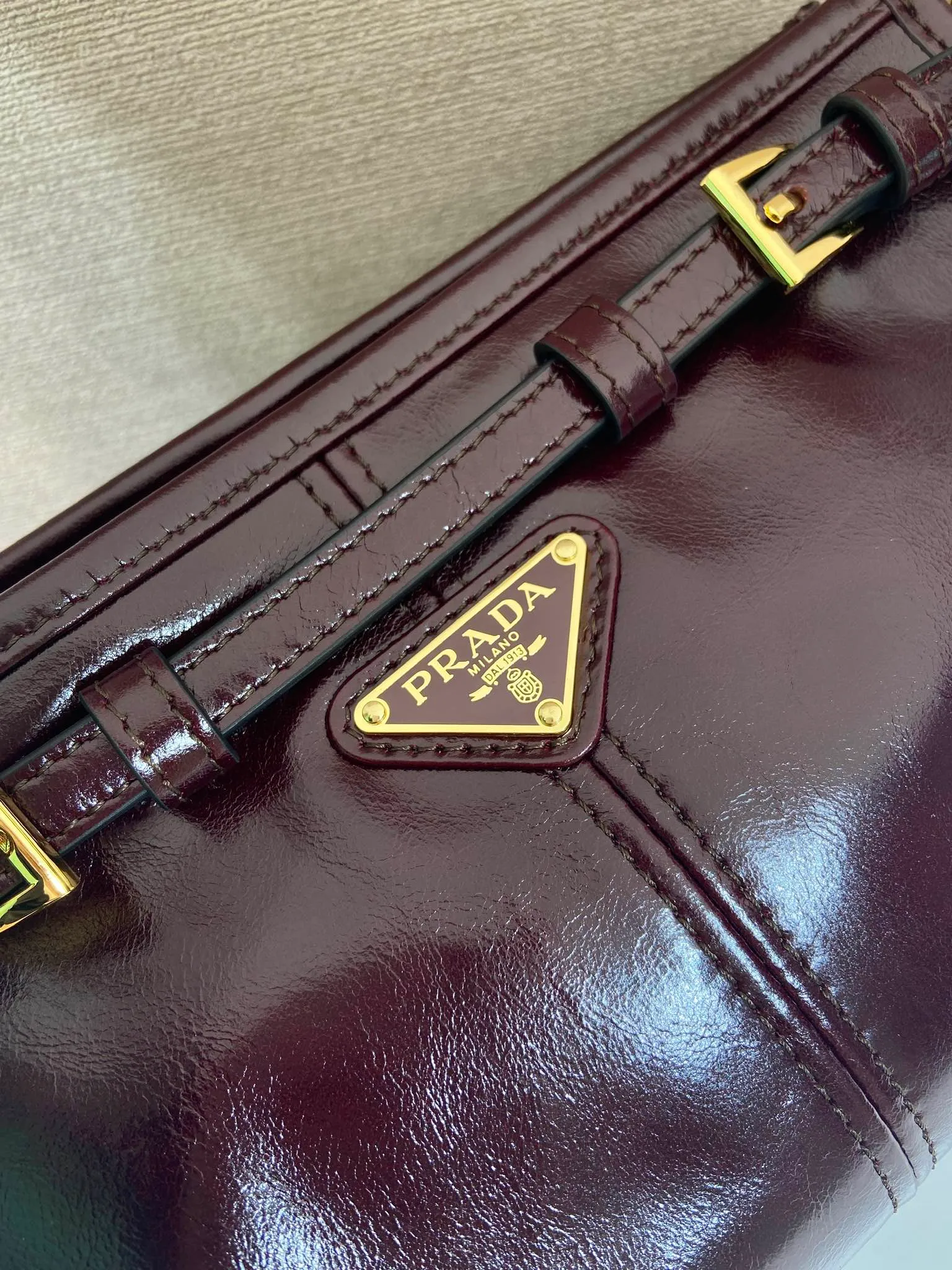 💰1640🎉LusSolf oil wax leather🎉1BA215 crossbody bag🎉 This crossbody bag is made of imported oil wax leather. The shiny color exudes a classic atmosphere. It is equipped with a detachable and adjustable long shoulder strap, which is convenient for shoulder and crossbody carry. It has a very large capacity and is easy to use. It is definitely a must-have for fashionistas. Hurry up and take this retro style crossbody bag home! Length 26x height 14x base 12cm🎉🎉🎉👏👏👏