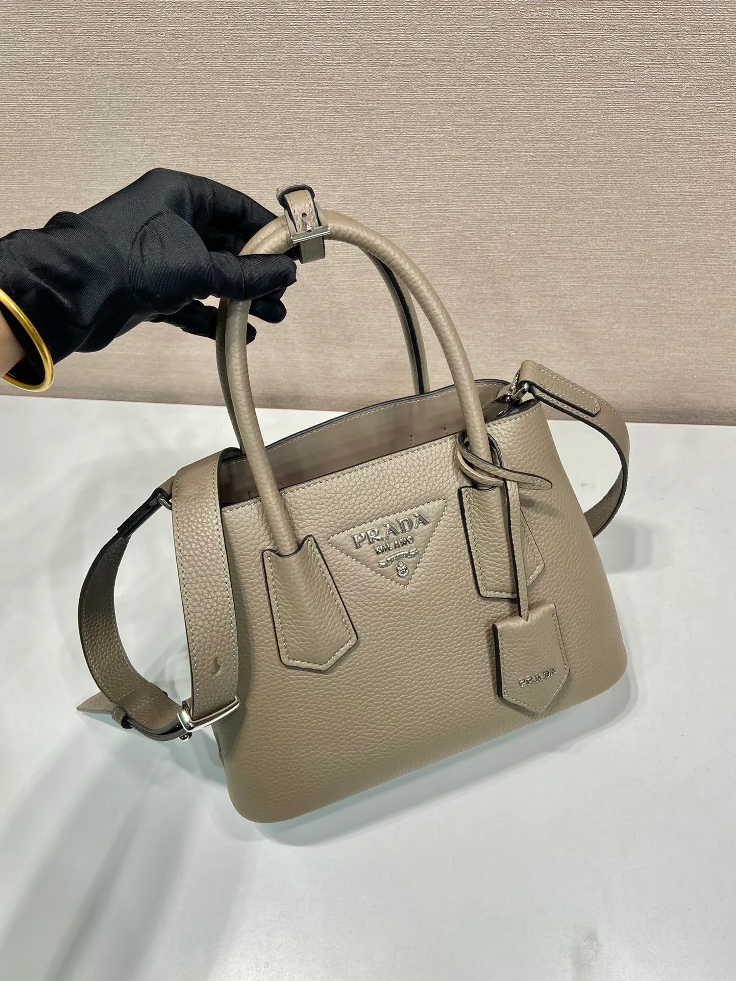 💰1900🎉New shopping bag🎉1BG443 deerskin pattern🎉🎉 This Double handbag is presented in a novel mini version, combining functionality and exquisite style. It is made of imported cowhide and deerskin texture new material, with imported lambskin inside. It feels super soft, top-grade hardware, and the detachable shoulder strap is suitable for shoulder or cross-body wear. Simple and elegant, if you like babies, hurry up and get it🎉🎉 Length 25x Height 18.5x Bottom 12.5cm🎉🎉🎉👏👏👏