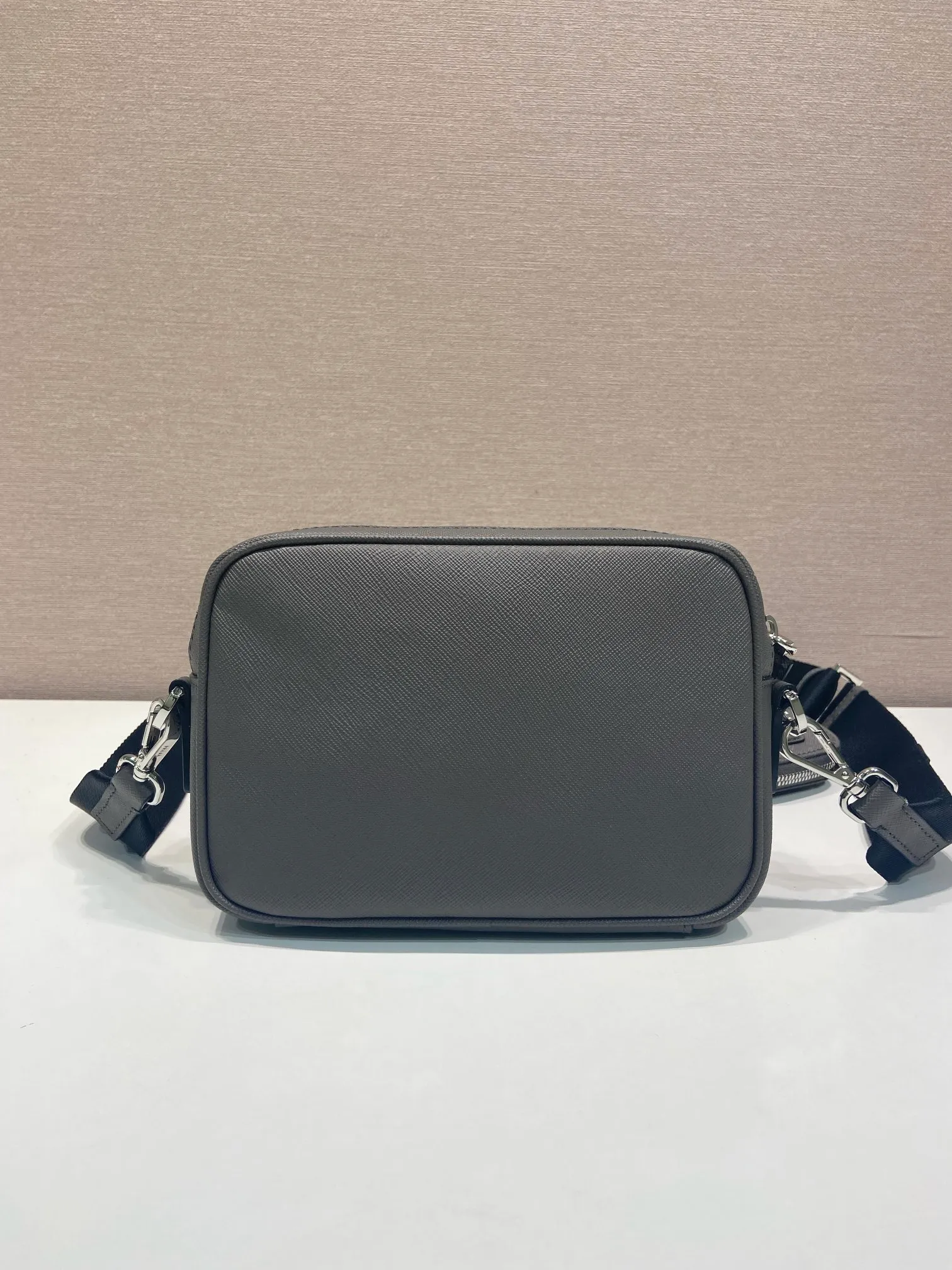💰1640🎉New style🎉2VH170🎉🎉New color This shoulder bag is made of Saffiano leather, and its simple lines highlight a striking style. The iconic Saffiano leather material is synonymous with luxury and a status symbol of traditional Italian leather goods manufacturing craftsmanship. Equipped with a detachable leather pouch and enamel-coated triangle logo, and a detachable and adjustable nylon long shoulder strap, it is more simple and elegant. Get it now🎉🎉 Length 20x Height 13.5x Bottom 7cm🎉🎉🎉👏👏👏