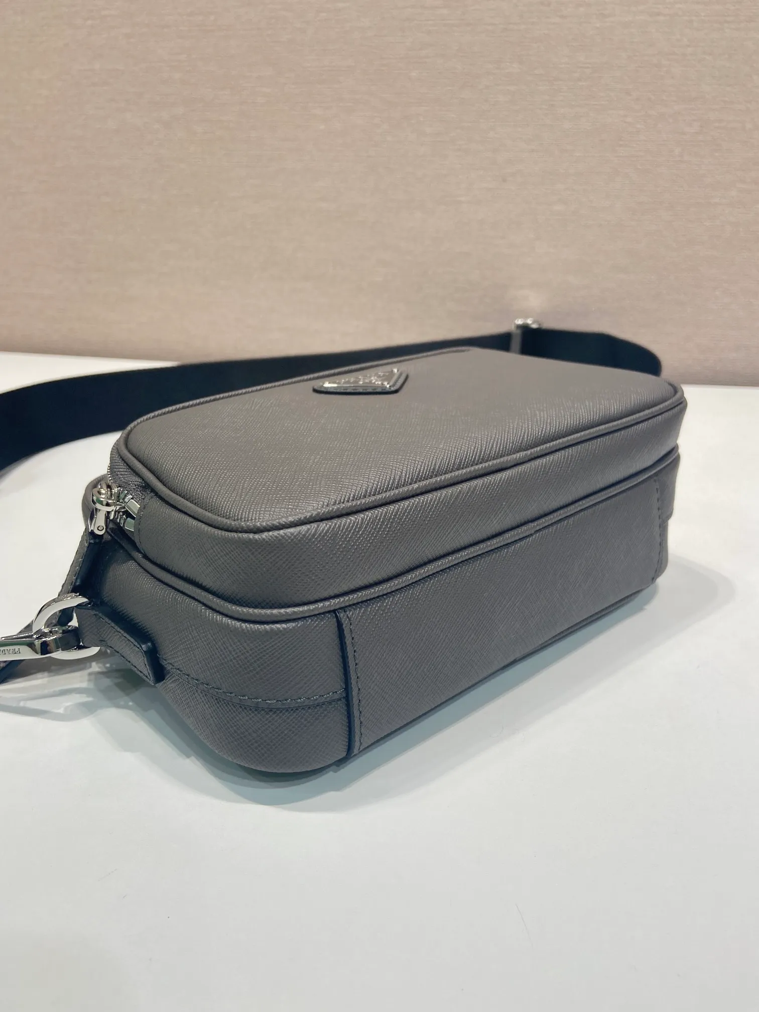 💰1640🎉New style🎉2VH170🎉🎉New color This shoulder bag is made of Saffiano leather, and its simple lines highlight a striking style. The iconic Saffiano leather material is synonymous with luxury and a status symbol of traditional Italian leather goods manufacturing craftsmanship. Equipped with a detachable leather pouch and enamel-coated triangle logo, and a detachable and adjustable nylon long shoulder strap, it is more simple and elegant. Get it now🎉🎉 Length 20x Height 13.5x Bottom 7cm🎉🎉🎉👏👏👏