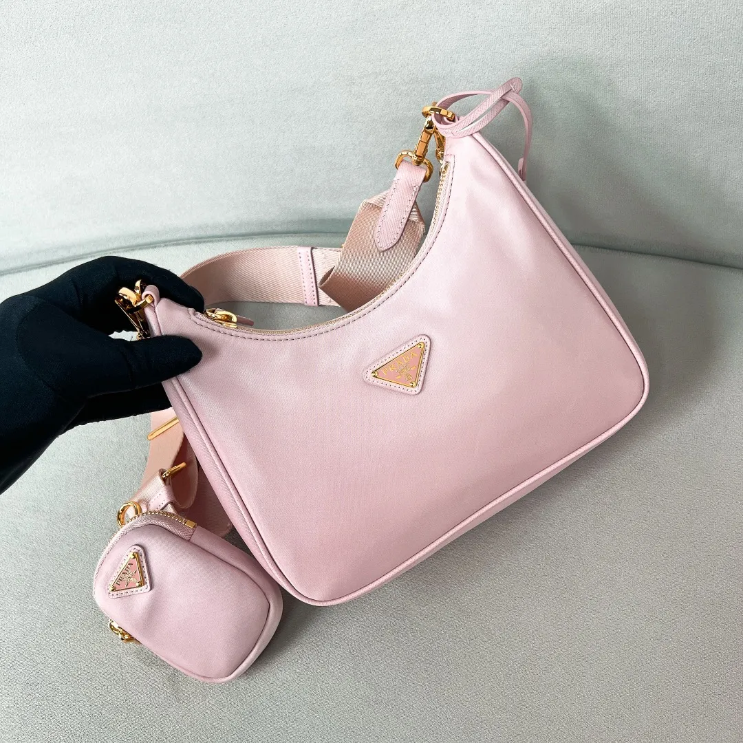 💰1000🌟New product Hobo three-in-one gold buckle 1BH204 Hobo three-in-one has become a mainstream fashion trend! Super versatile and good-looking, fashionable people must buy it! It is not only practical, lightweight but also beautiful. The detachable pouch hanging ornaments and spacious internal compartments are simply great👏... Unisex style for both men and women🉑️ Hand-held, shoulder and cross-body style with three uses, the new favorite of fashion trendsetters. The perfect details are comparable to brick cabinets. Super 5🌟Review Size: 22*18*6.5