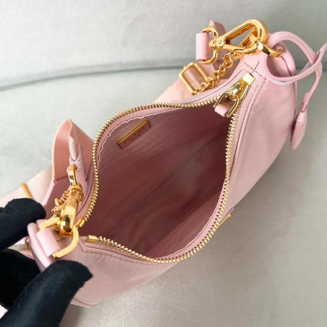 💰1000🌟New product Hobo three-in-one gold buckle 1BH204 Hobo three-in-one has become a mainstream fashion trend! Super versatile and good-looking, fashionable people must buy it! It is not only practical, lightweight but also beautiful. The detachable pouch hanging ornaments and spacious internal compartments are simply great👏... Unisex style for both men and women🉑️ Hand-held, shoulder and cross-body style with three uses, the new favorite of fashion trendsetters. The perfect details are comparable to brick cabinets. Super 5🌟Review Size: 22*18*6.5