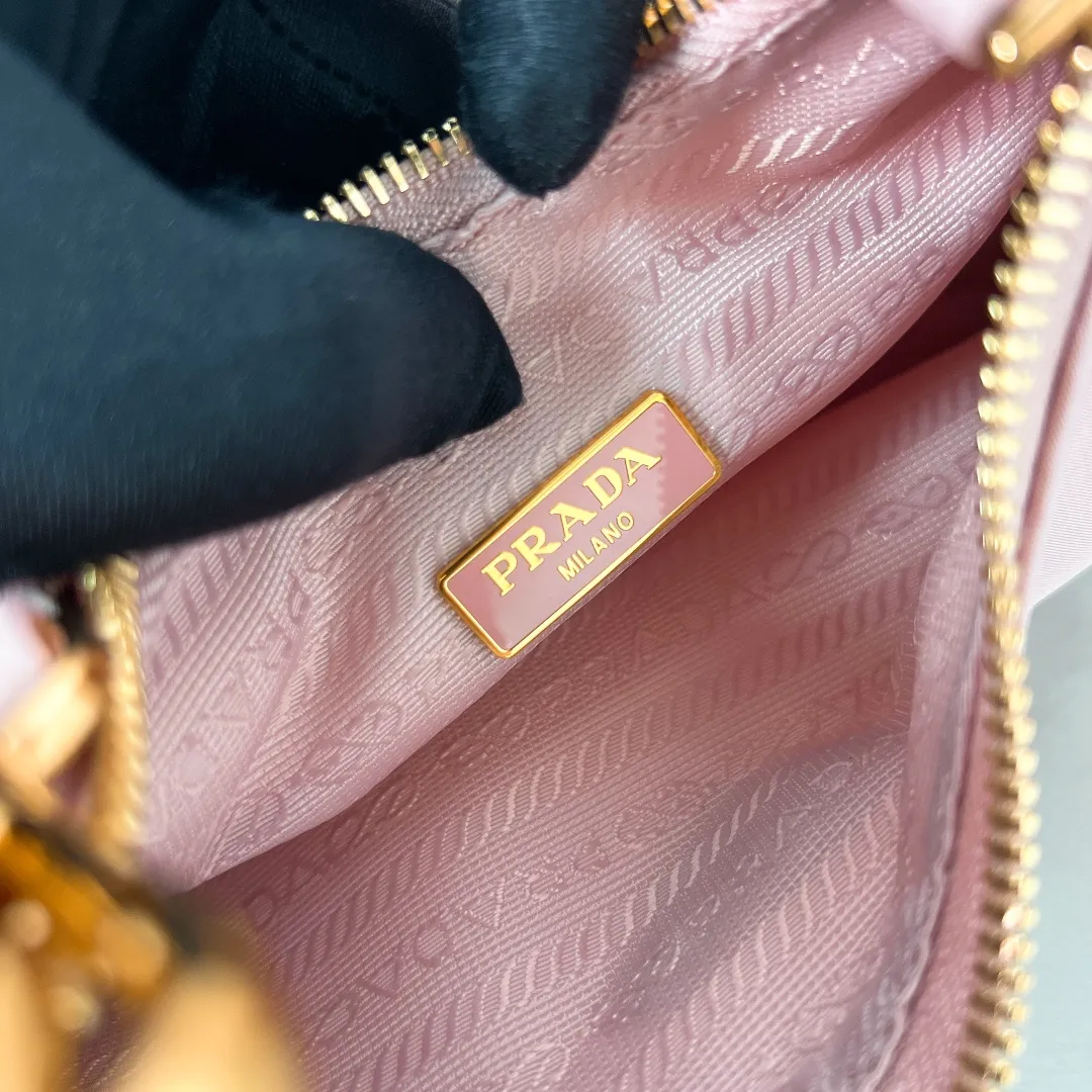💰1000🌟New product Hobo three-in-one gold buckle 1BH204 Hobo three-in-one has become a mainstream fashion trend! Super versatile and good-looking, fashionable people must buy it! It is not only practical, lightweight but also beautiful. The detachable pouch hanging ornaments and spacious internal compartments are simply great👏... Unisex style for both men and women🉑️ Hand-held, shoulder and cross-body style with three uses, the new favorite of fashion trendsetters. The perfect details are comparable to brick cabinets. Super 5🌟Review Size: 22*18*6.5