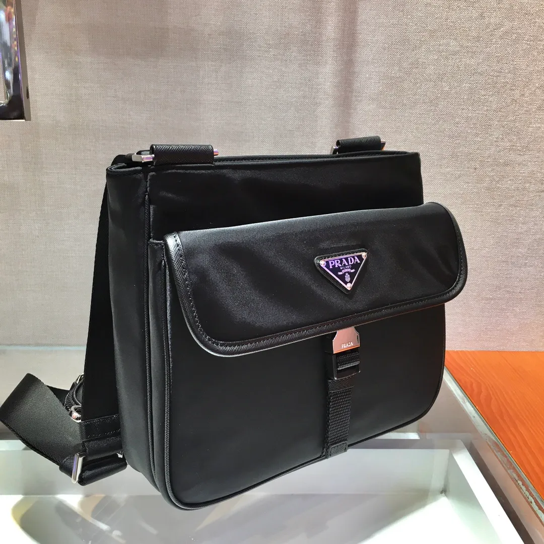 💰1020🎉New three-in-one🎉New three-in-one combination men's cross-body bag🎉Model number: 2VH110😘 The most representative nylon triangle logo element Simple latest triangle logo decoration without compressing space , with many compartments😘At the same time, there is also a small hanging bag hanging on the shoulder strap, which can also be hung on the trousers as an accessory. The overall design is low-key, luxurious and versatile. The commuter bag can be casual or cool😎It is practical, fashionable and super tasteful when carried on the back. If you like it, hurry up and get it. It is a three-in-one that will never go out of style👏👏 Length 25x height 22x7cm👏👏👏💰💰💰
