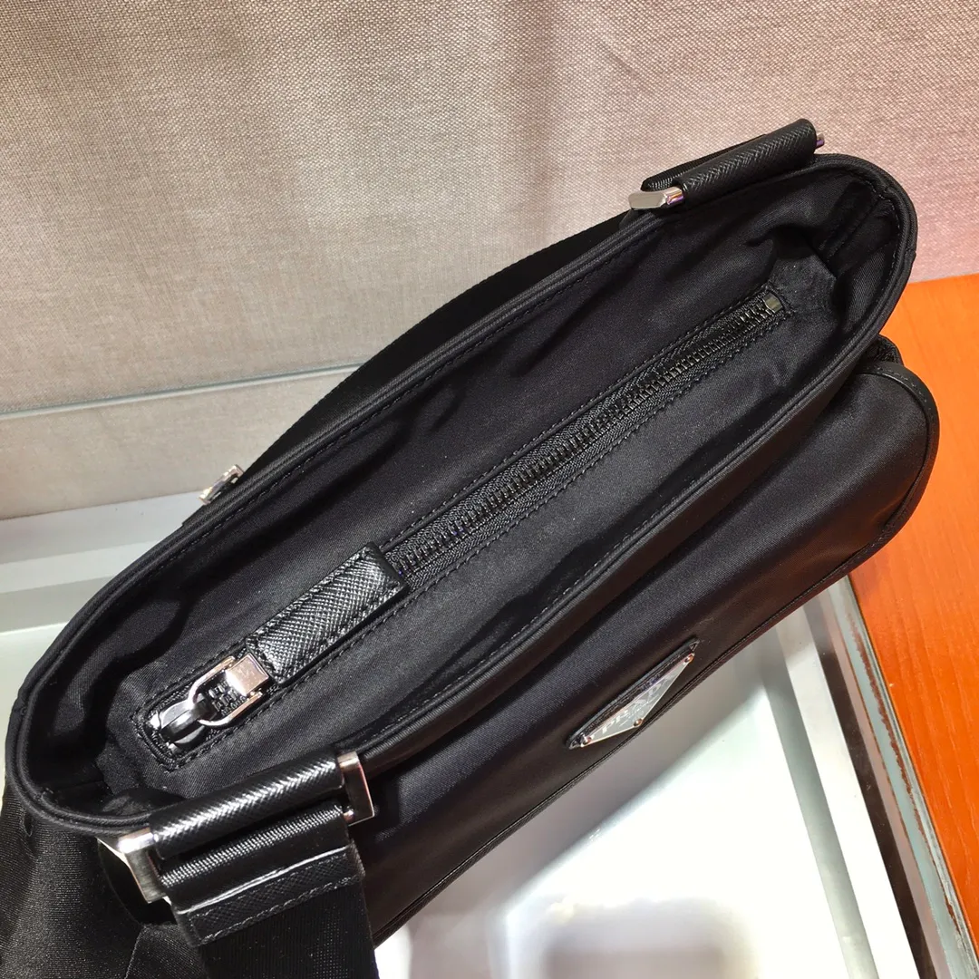 💰1020🎉New three-in-one🎉New three-in-one combination men's cross-body bag🎉Model number: 2VH110😘 The most representative nylon triangle logo element Simple latest triangle logo decoration without compressing space , with many compartments😘At the same time, there is also a small hanging bag hanging on the shoulder strap, which can also be hung on the trousers as an accessory. The overall design is low-key, luxurious and versatile. The commuter bag can be casual or cool😎It is practical, fashionable and super tasteful when carried on the back. If you like it, hurry up and get it. It is a three-in-one that will never go out of style👏👏 Length 25x height 22x7cm👏👏👏💰💰💰