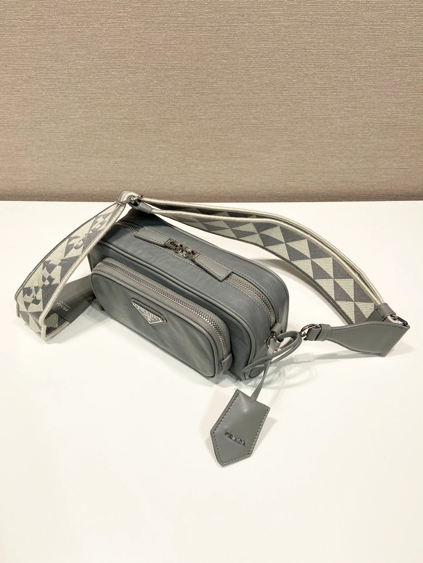 💰1640🎉New Boston🎉1BH198 catwalk style🎉🎉 This casual and classic handbag is made of soft sheepskin inside and out. The hand-made pleat effect is particularly fashionable. It is equipped with a detachable printed embroidered webbing. The body is equipped with a front pocket design and large capacity. It was also unveiled in the 2023 spring and summer series fashion show. The upper body effect must be eye-catching. Babies, hurry up and get it🎉🎉 Length 22x Height 10.5x Bottom 7cm🎉