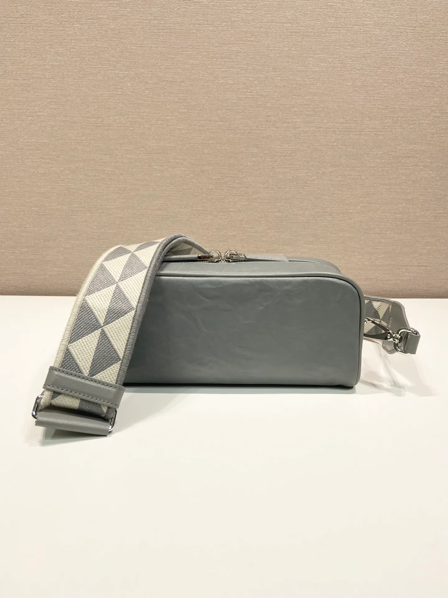 💰1640🎉New Boston🎉1BH198 catwalk style🎉🎉 This casual and classic handbag is made of soft sheepskin inside and out. The hand-made pleat effect is particularly fashionable. It is equipped with a detachable printed embroidered webbing. The body is equipped with a front pocket design and large capacity. It was also unveiled in the 2023 spring and summer series fashion show. The upper body effect must be eye-catching. Babies, hurry up and get it🎉🎉 Length 22x Height 10.5x Bottom 7cm🎉