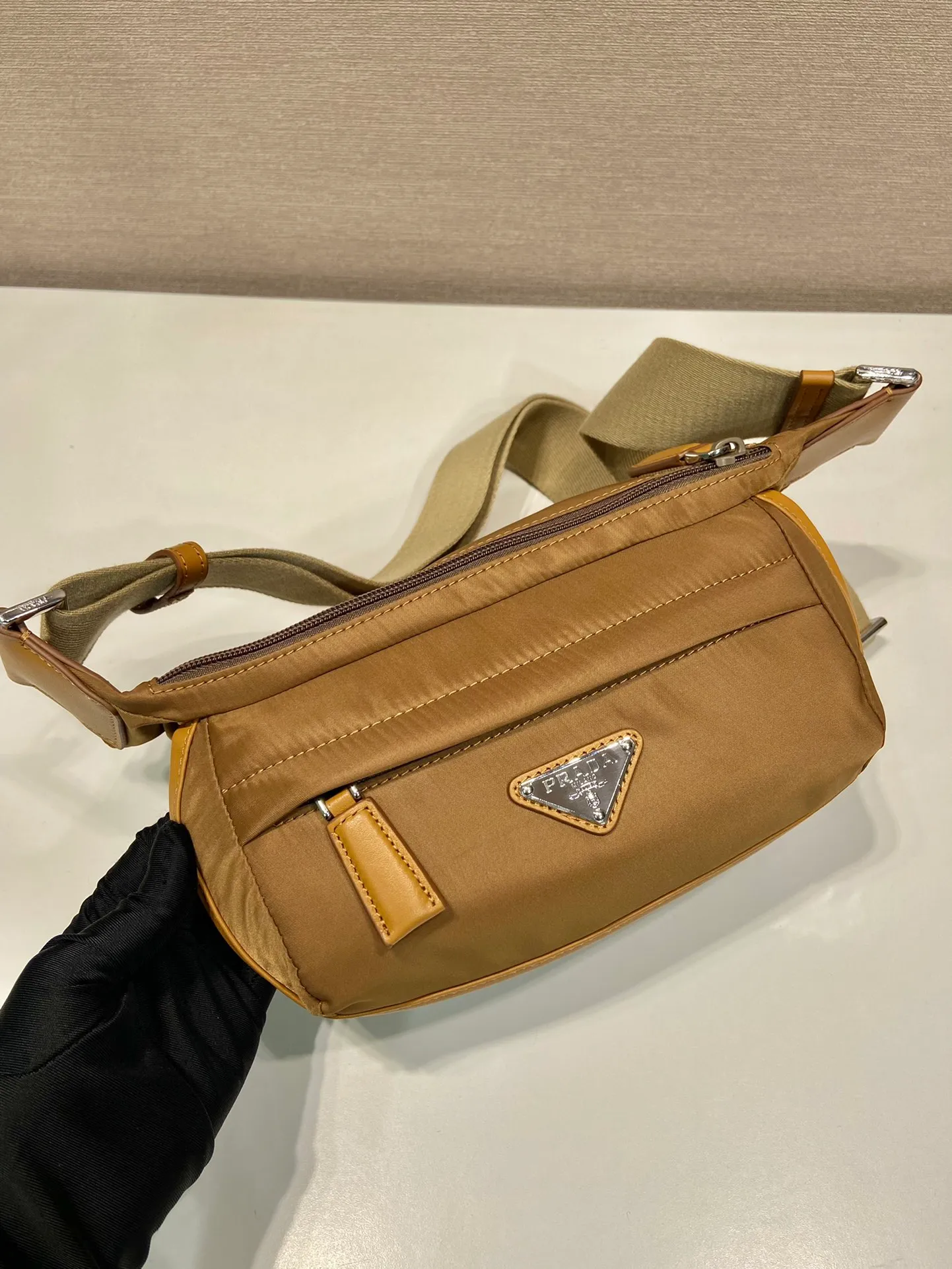 💰1120🎉Mini Messenger Bag🎉2VH171A Mini🎉🎉 This clamshell shoulder bag is made of iconic P family materials such as nylon and calfskin leather. The shoulder bag features internal and external pockets and is embellished with a triangular metal logo, combining functionality with brand style. The upper body effect is very cool😎, it is suitable for both men and women🎉🎉Simple and elegant😘Hurry up and get it🎉🎉 Length 20x Height 13x Bottom 9cm🎉🎉👏👏