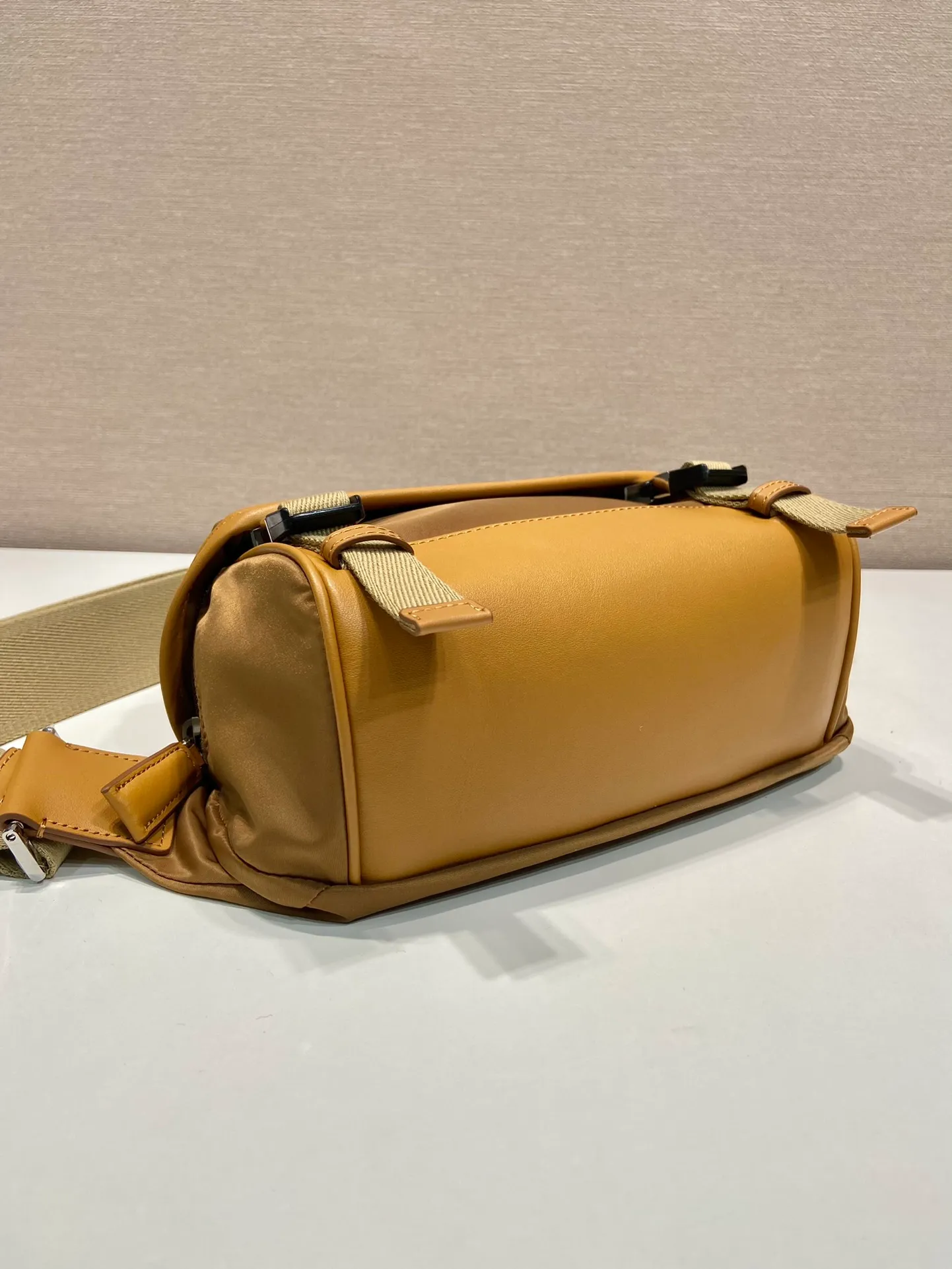 💰1120🎉Mini Messenger Bag🎉2VH171A Mini🎉🎉 This clamshell shoulder bag is made of iconic P family materials such as nylon and calfskin leather. The shoulder bag features internal and external pockets and is embellished with a triangular metal logo, combining functionality with brand style. The upper body effect is very cool😎, it is suitable for both men and women🎉🎉Simple and elegant😘Hurry up and get it🎉🎉 Length 20x Height 13x Bottom 9cm🎉🎉👏👏