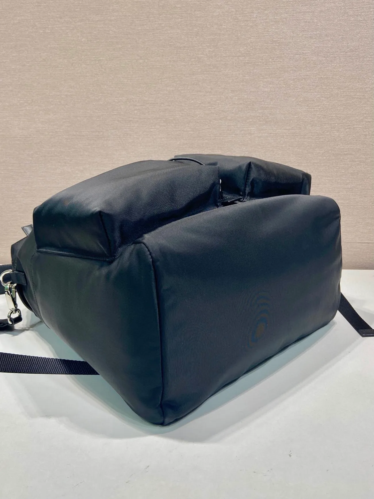 💰1700🎉New catwalk model🎉2VZ108A shoulder bag/shoulder bag🎉🎉 This catwalk style backpack is made of imported nylon fabric, calfskin and top-grade hardware. It has a front buckle/flap and 2 pocket design. It is equipped with a detachable nylon shoulder strap. The back can be carried on both shoulders and inserted into a trolley case. It has many compartments and a lot of space. It is no problem for daily carrying and business trips. It is fashionable and practical. Get it now. Handsome guys👏👏 38cm long, 45cm tall and 18cm tall🎉🎉🎉👏👏👏