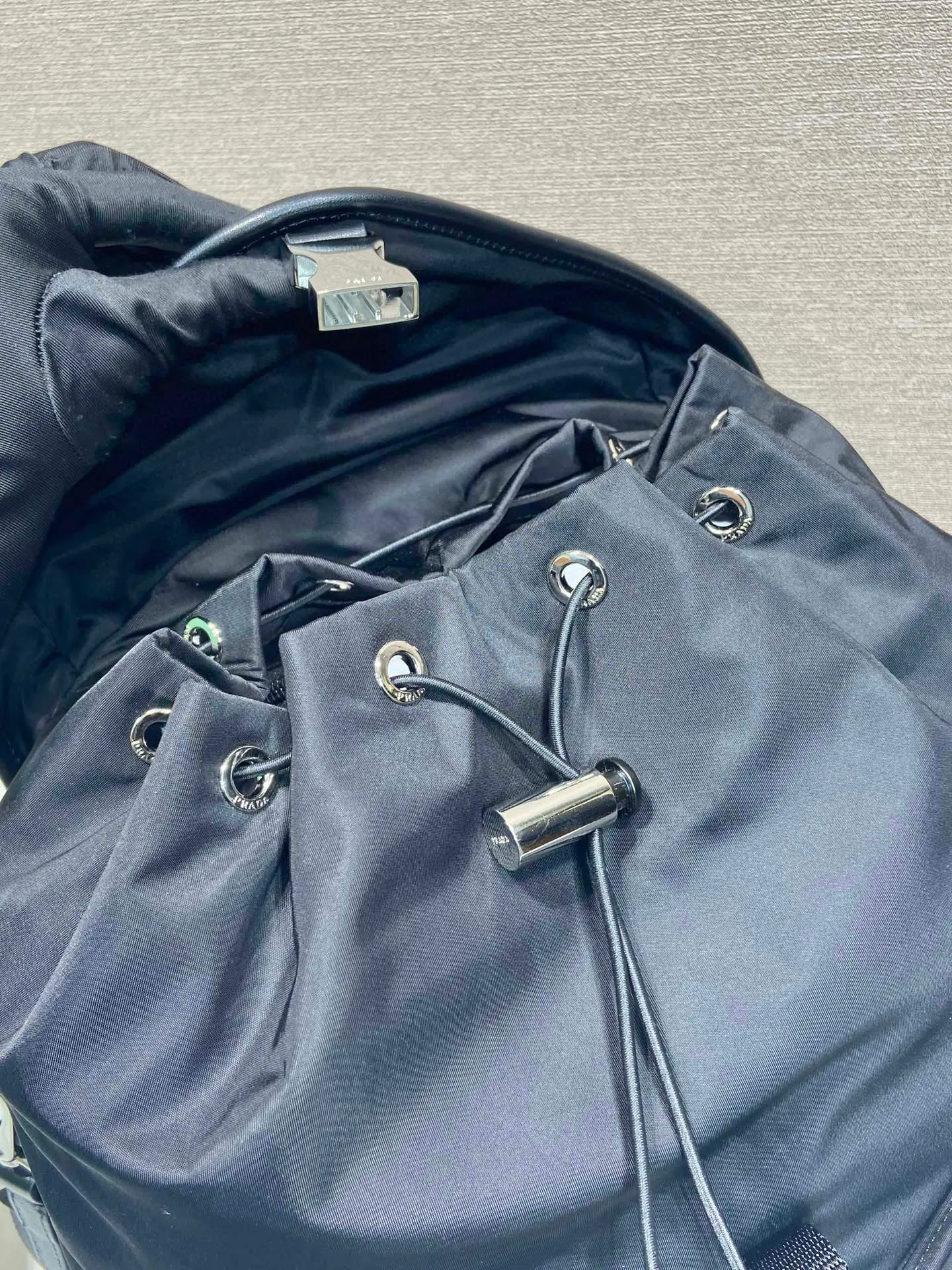 💰1700🎉New catwalk model🎉2VZ108A shoulder bag/shoulder bag🎉🎉 This catwalk style backpack is made of imported nylon fabric, calfskin and top-grade hardware. It has a front buckle/flap and 2 pocket design. It is equipped with a detachable nylon shoulder strap. The back can be carried on both shoulders and inserted into a trolley case. It has many compartments and a lot of space. It is no problem for daily carrying and business trips. It is fashionable and practical. Get it now. Handsome guys👏👏 38cm long, 45cm tall and 18cm tall🎉🎉🎉👏👏👏