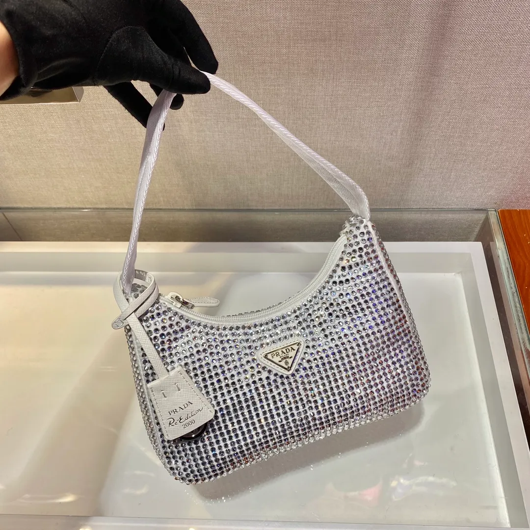 💰1000🎉Flash diamond Hobo🎉1NE515 flash diamond, the most beautiful and sparkling rhinestone Hobo 😘😘Imported diamond net. The sparkling appearance. The blingbling effect under the night light is very eye-catching. The rate of return is very high. 🙈🙈Everyone will praise you wherever you take it😘This kind of sparkling diamond bag is also very easy to match with clothes. It is so cute and cool. , suitable for any occasion, the popular elements of Hobo have always been recognized by Internet celebrities/celebrities, and it is a permanently popular Hobo🙊🙊worth buying👍beauties😘Length 23x Height 13x Bottom 5cm