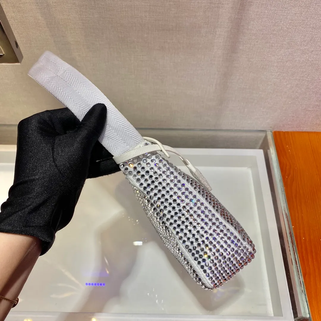💰1000🎉Flash diamond Hobo🎉1NE515 flash diamond, the most beautiful and sparkling rhinestone Hobo 😘😘Imported diamond net. The sparkling appearance. The blingbling effect under the night light is very eye-catching. The rate of return is very high. 🙈🙈Everyone will praise you wherever you take it😘This kind of sparkling diamond bag is also very easy to match with clothes. It is so cute and cool. , suitable for any occasion, the popular elements of Hobo have always been recognized by Internet celebrities/celebrities, and it is a permanently popular Hobo🙊🙊worth buying👍beauties😘Length 23x Height 13x Bottom 5cm