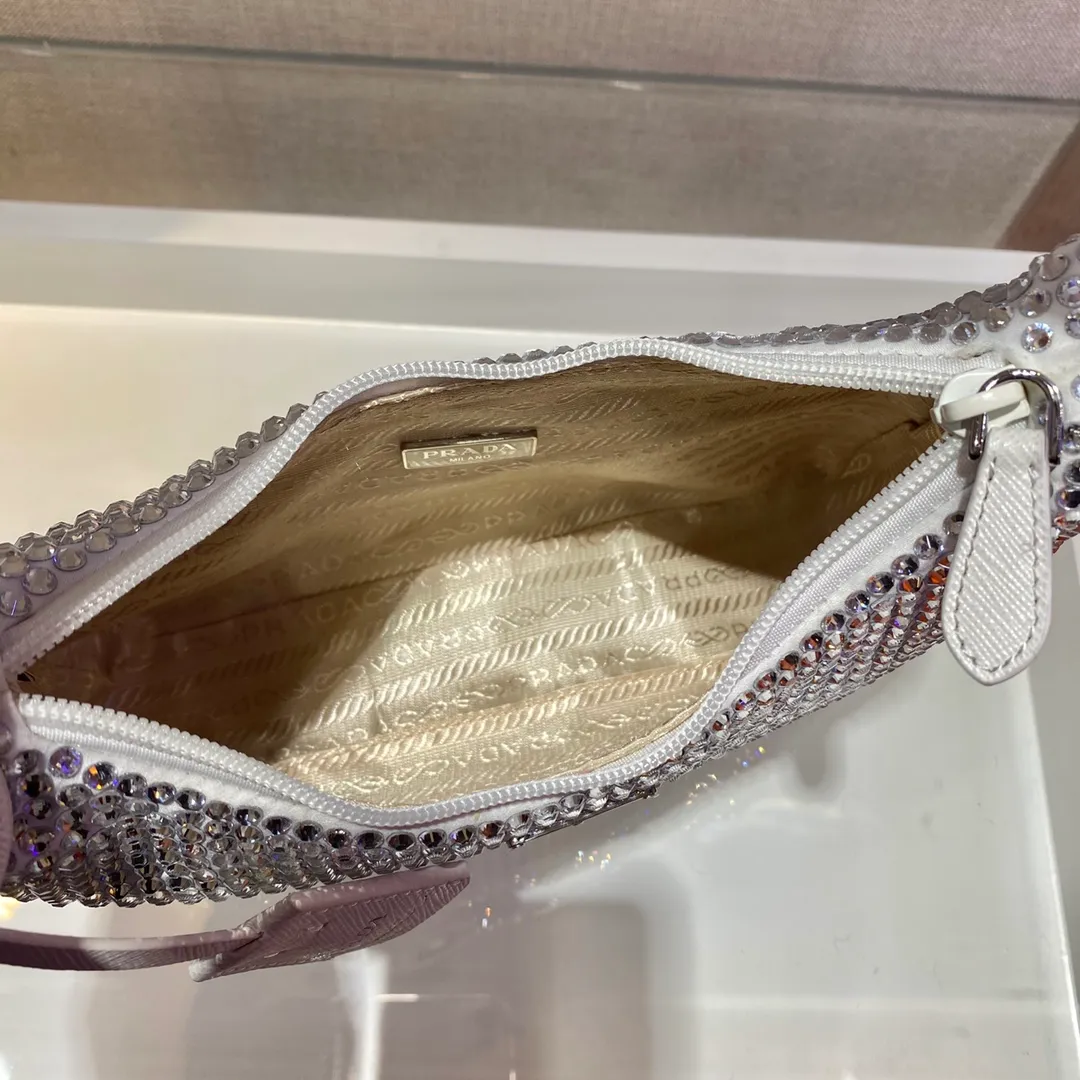 💰1000🎉Flash diamond Hobo🎉1NE515 flash diamond, the most beautiful and sparkling rhinestone Hobo 😘😘Imported diamond net. The sparkling appearance. The blingbling effect under the night light is very eye-catching. The rate of return is very high. 🙈🙈Everyone will praise you wherever you take it😘This kind of sparkling diamond bag is also very easy to match with clothes. It is so cute and cool. , suitable for any occasion, the popular elements of Hobo have always been recognized by Internet celebrities/celebrities, and it is a permanently popular Hobo🙊🙊worth buying👍beauties😘Length 23x Height 13x Bottom 5cm
