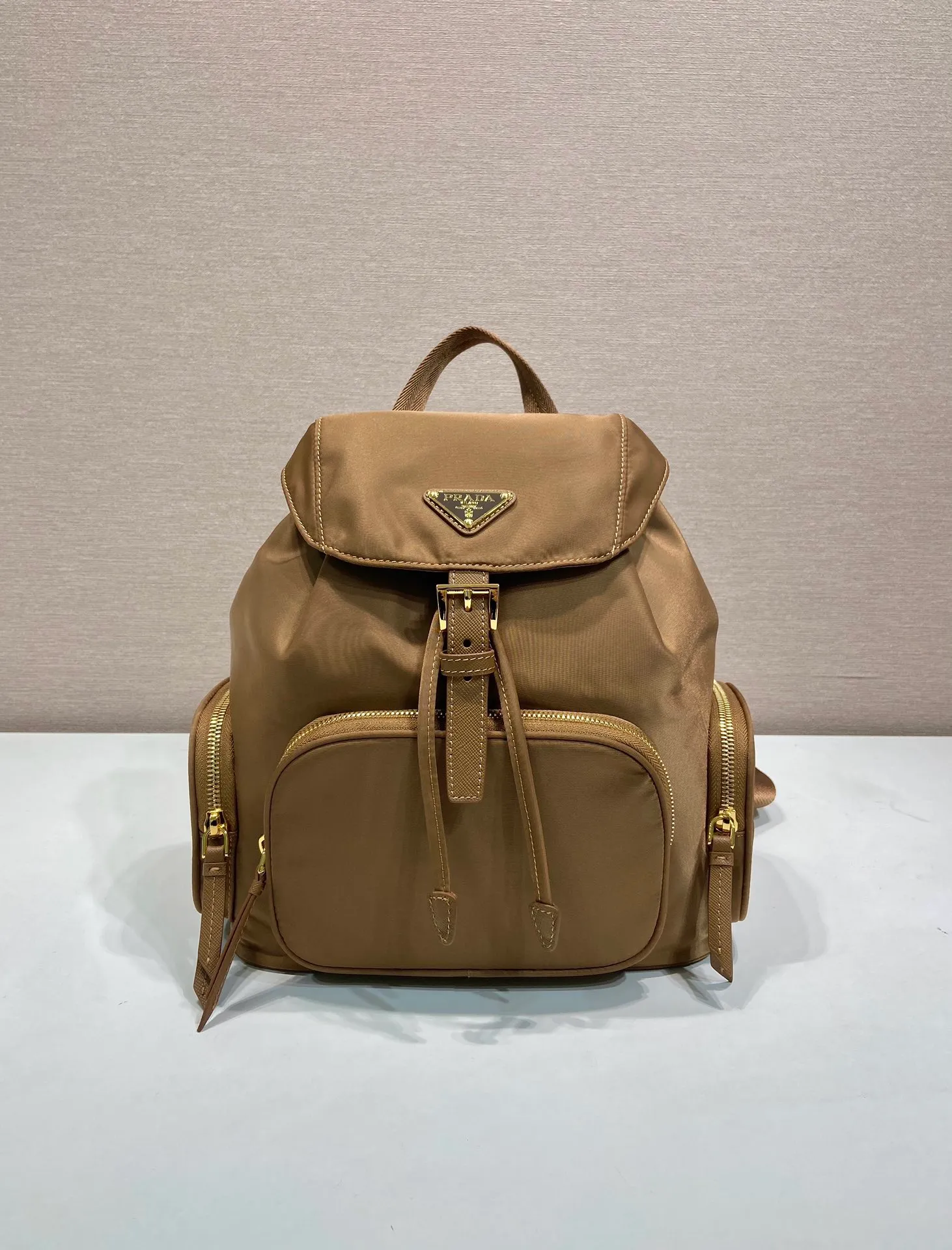 💰1300🎉New product🎉1BZ081 Backpack🎉🎉 This backpack is made of imported nylon fabric. The body of the bag is designed with three zipper pockets. The bag opening is opened and closed with a flip drawstring. It has top-grade hardware, large capacity, and many pockets. It is very practical. Length 24.5x Height 29x Bottom 12cm🎉🎉🎉💰💰💰